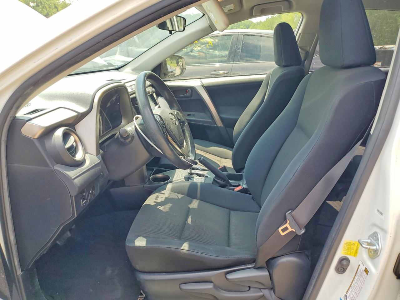 2014 Toyota Rav4 Le White vin: JTMBFREV1EJ007248