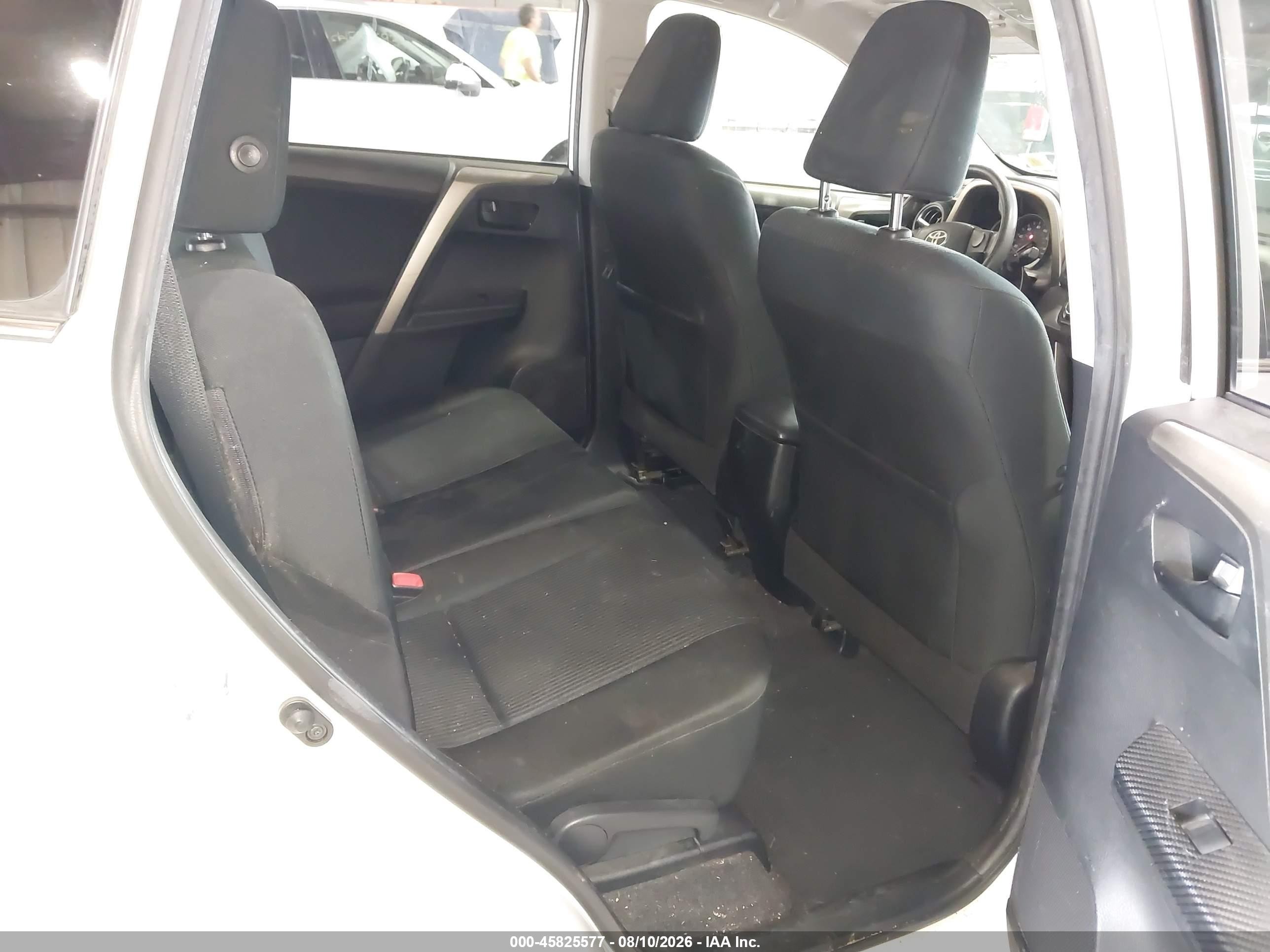 2015 Toyota Rav4 Le White vin: JTMBFREV1FD163225