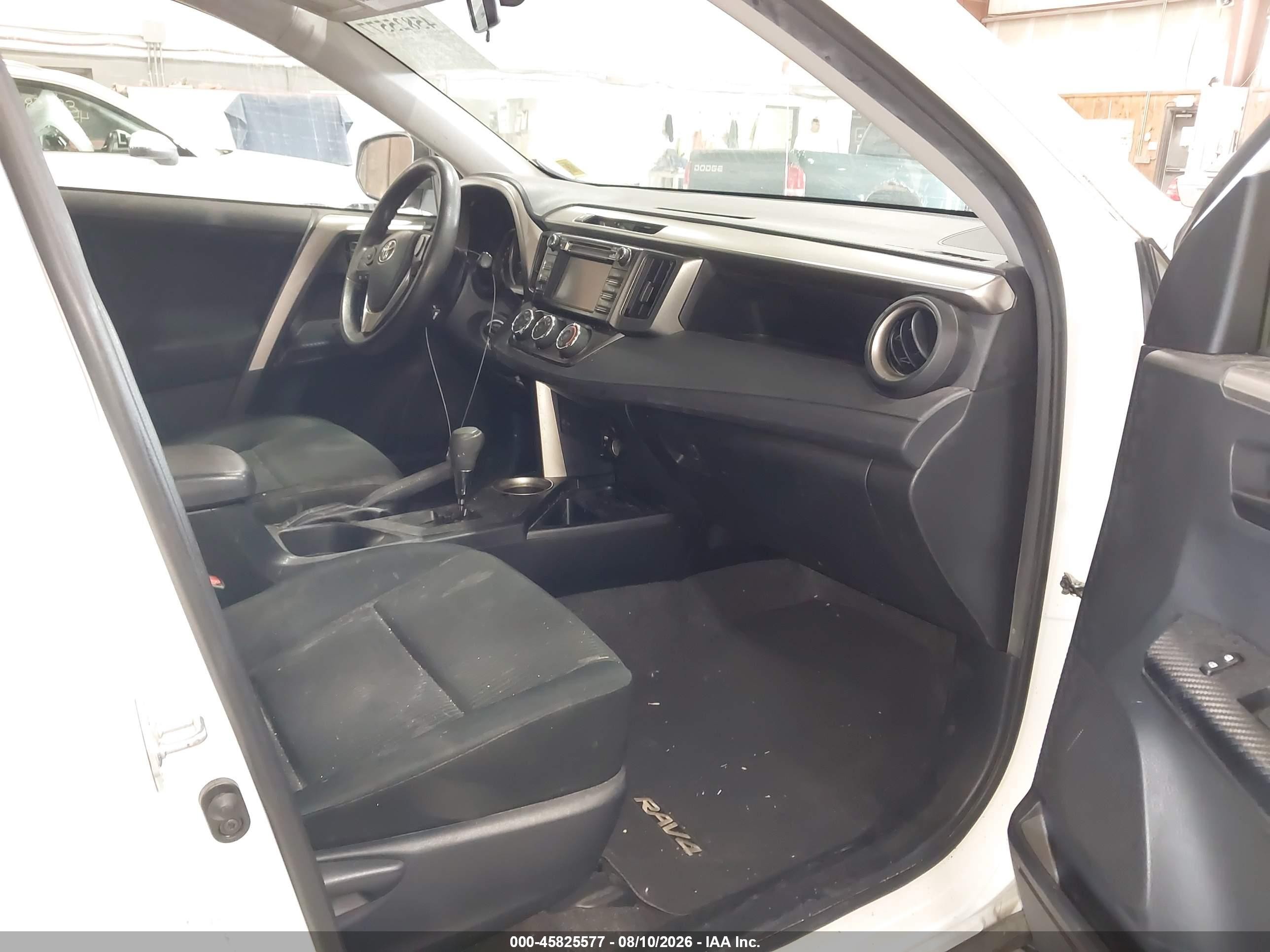 2015 Toyota Rav4 Le White vin: JTMBFREV1FD163225