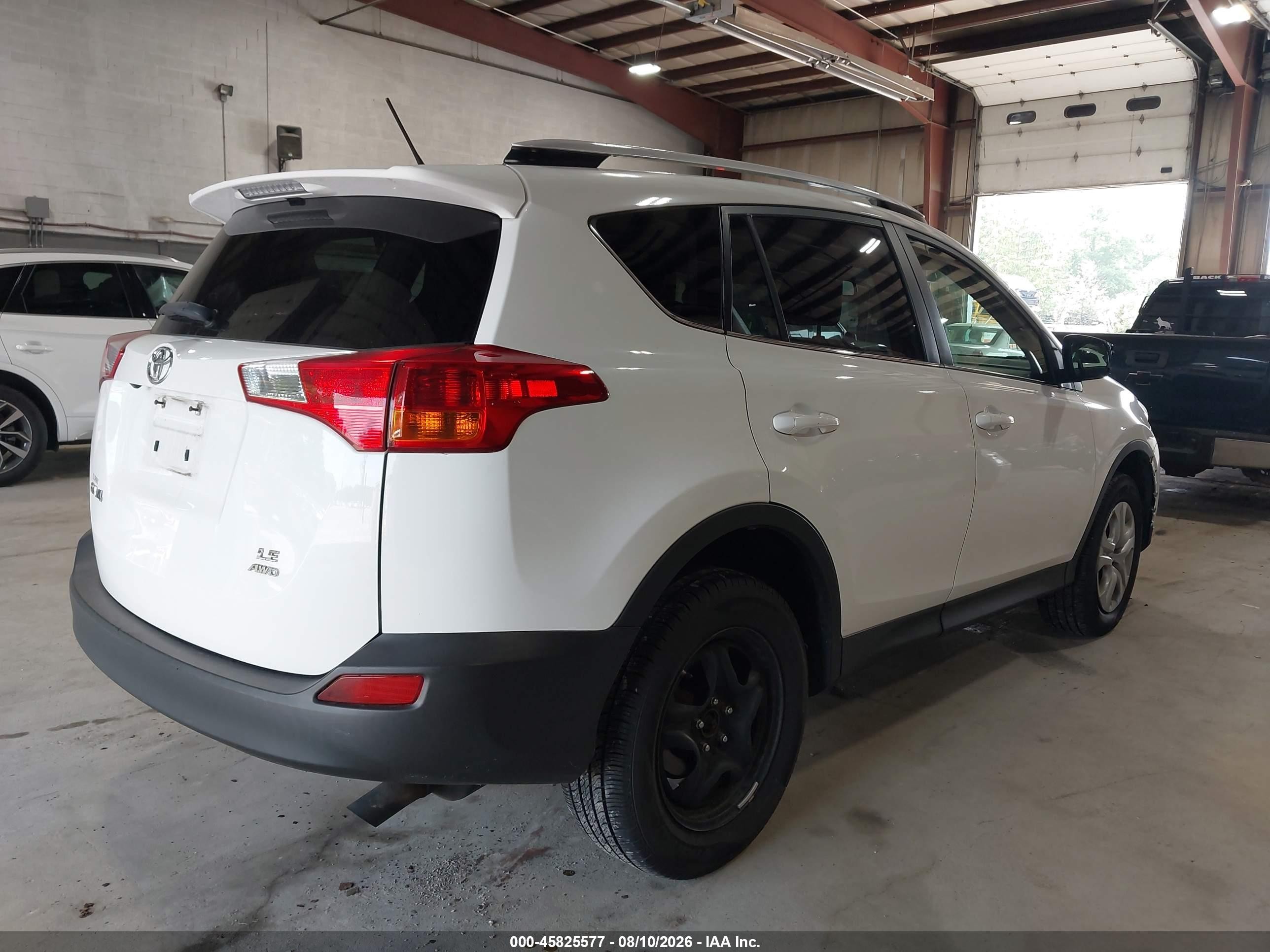2015 Toyota Rav4 Le White vin: JTMBFREV1FD163225