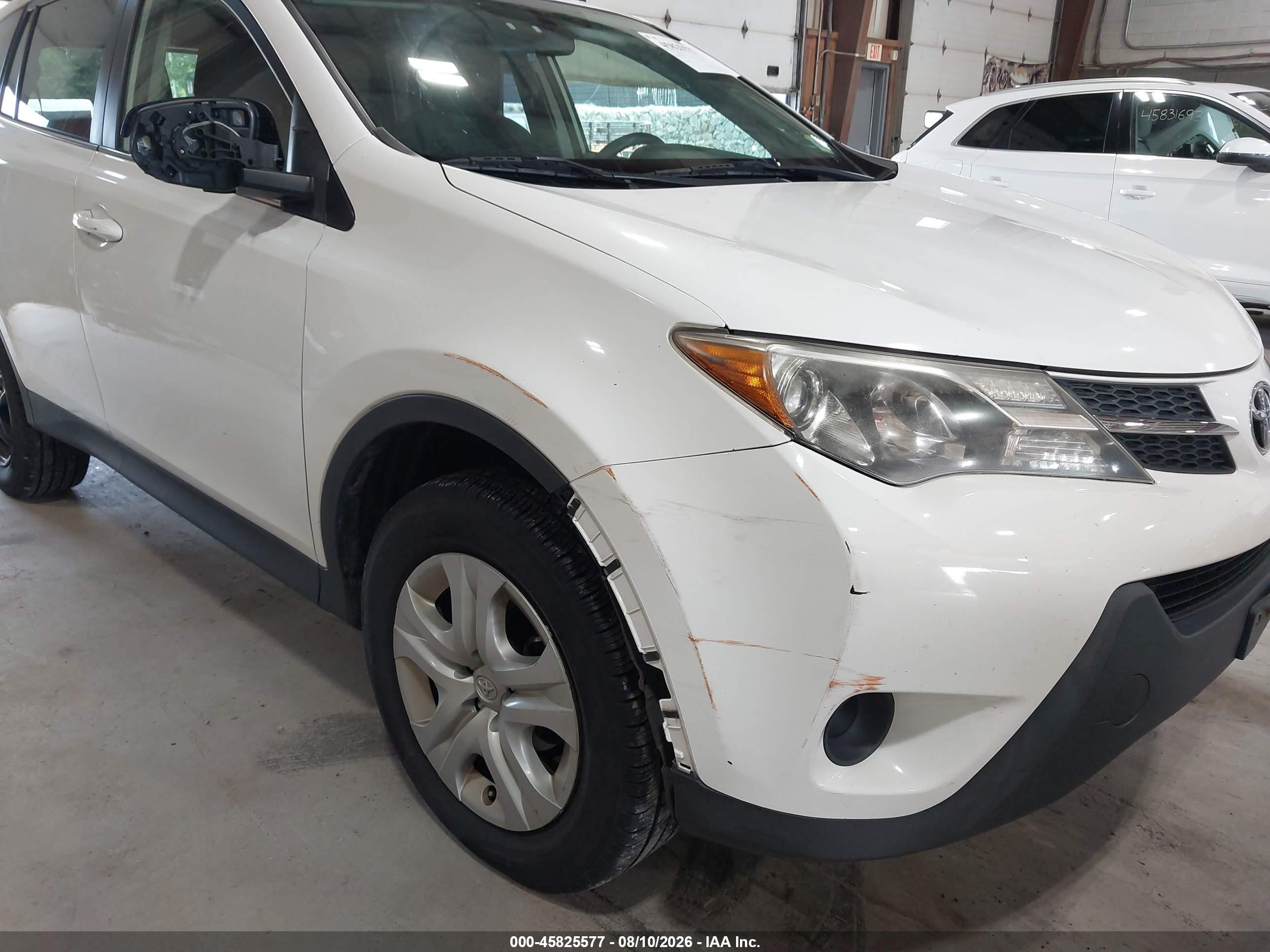 2015 Toyota Rav4 Le White vin: JTMBFREV1FD163225