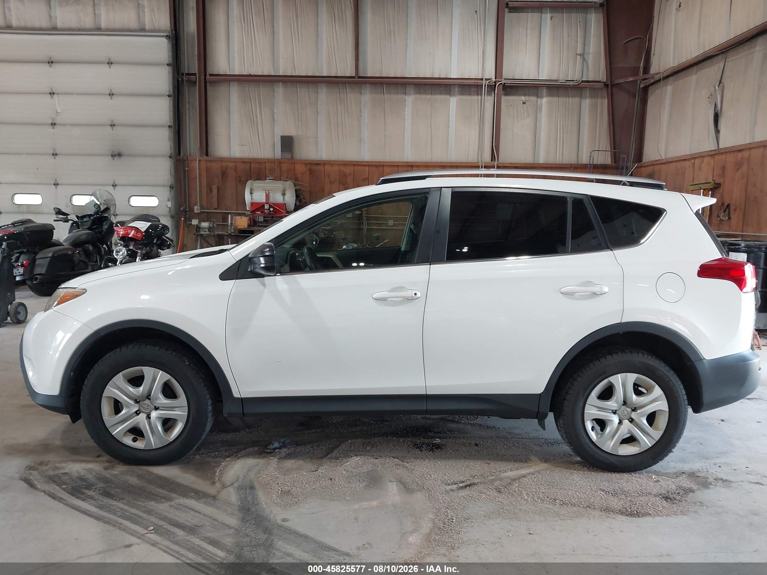 2015 Toyota Rav4 Le White vin: JTMBFREV1FD163225