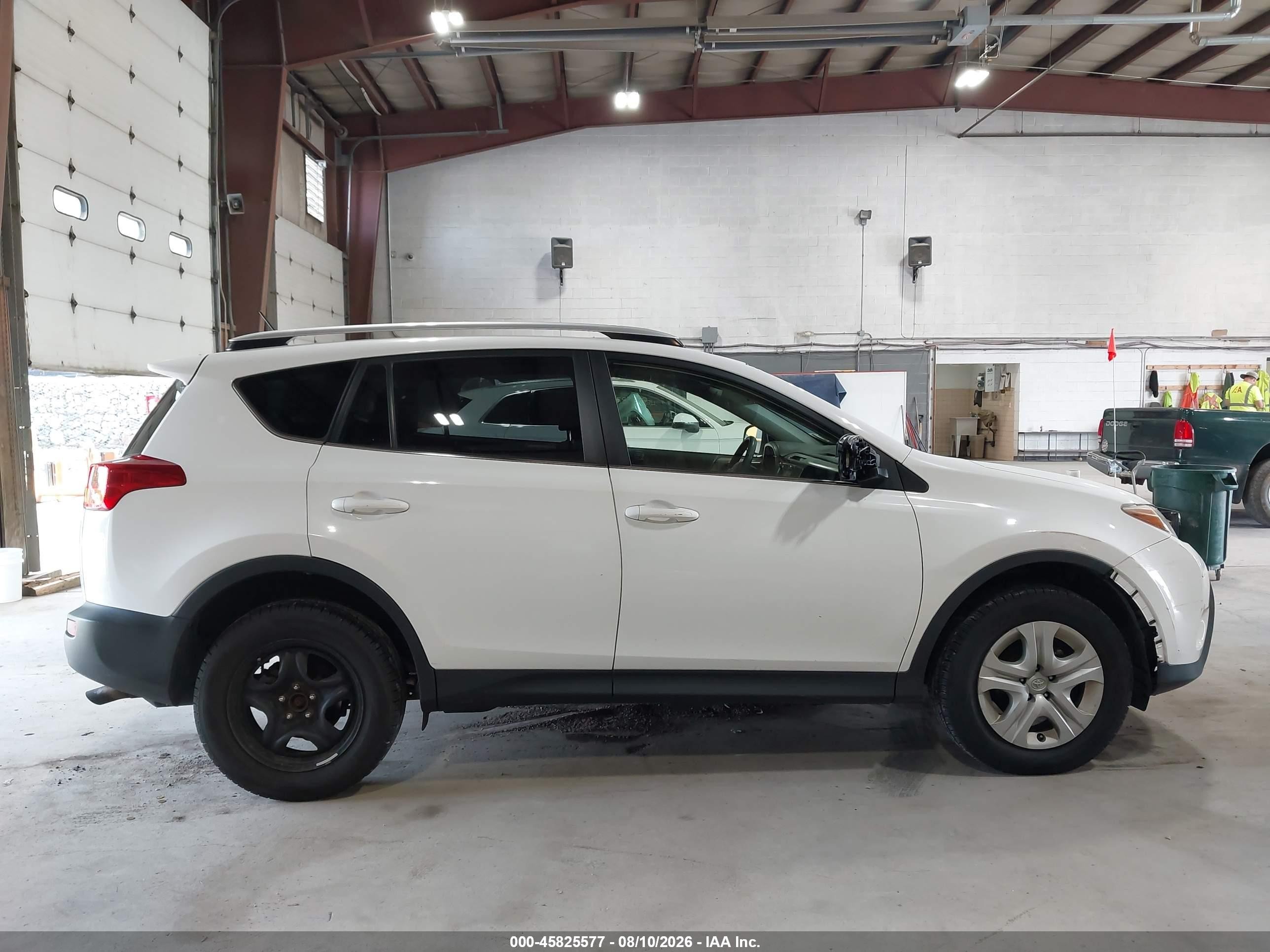 2015 Toyota Rav4 Le White vin: JTMBFREV1FD163225