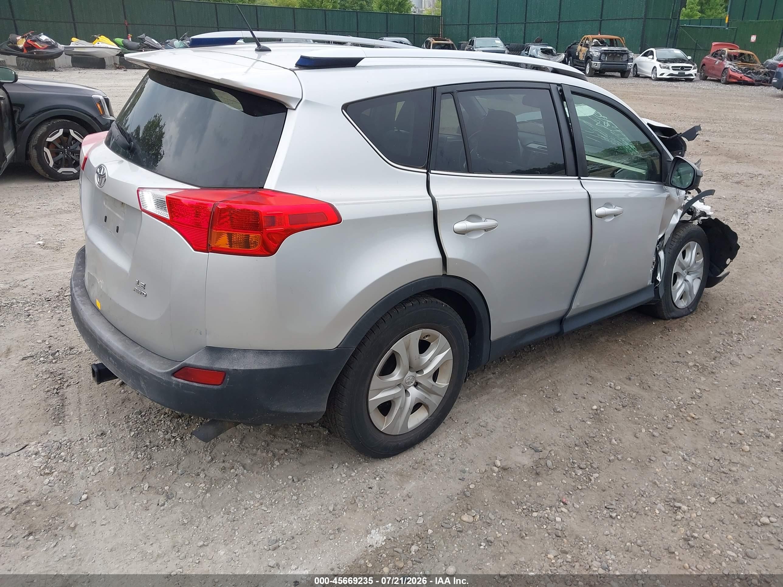 2015 Toyota Rav4 Le Silver vin: JTMBFREV1FJ044334
