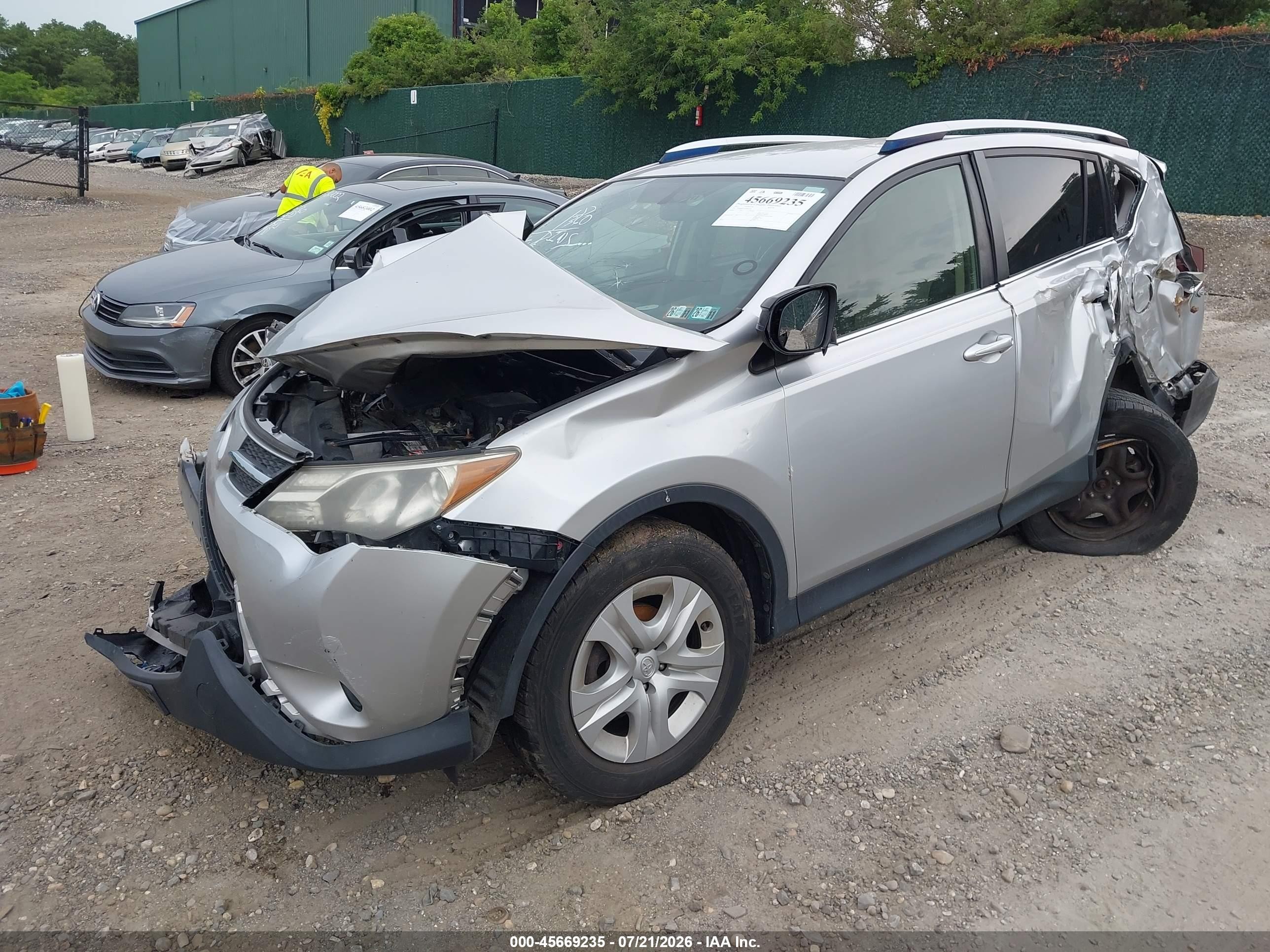 2015 Toyota Rav4 Le Silver vin: JTMBFREV1FJ044334