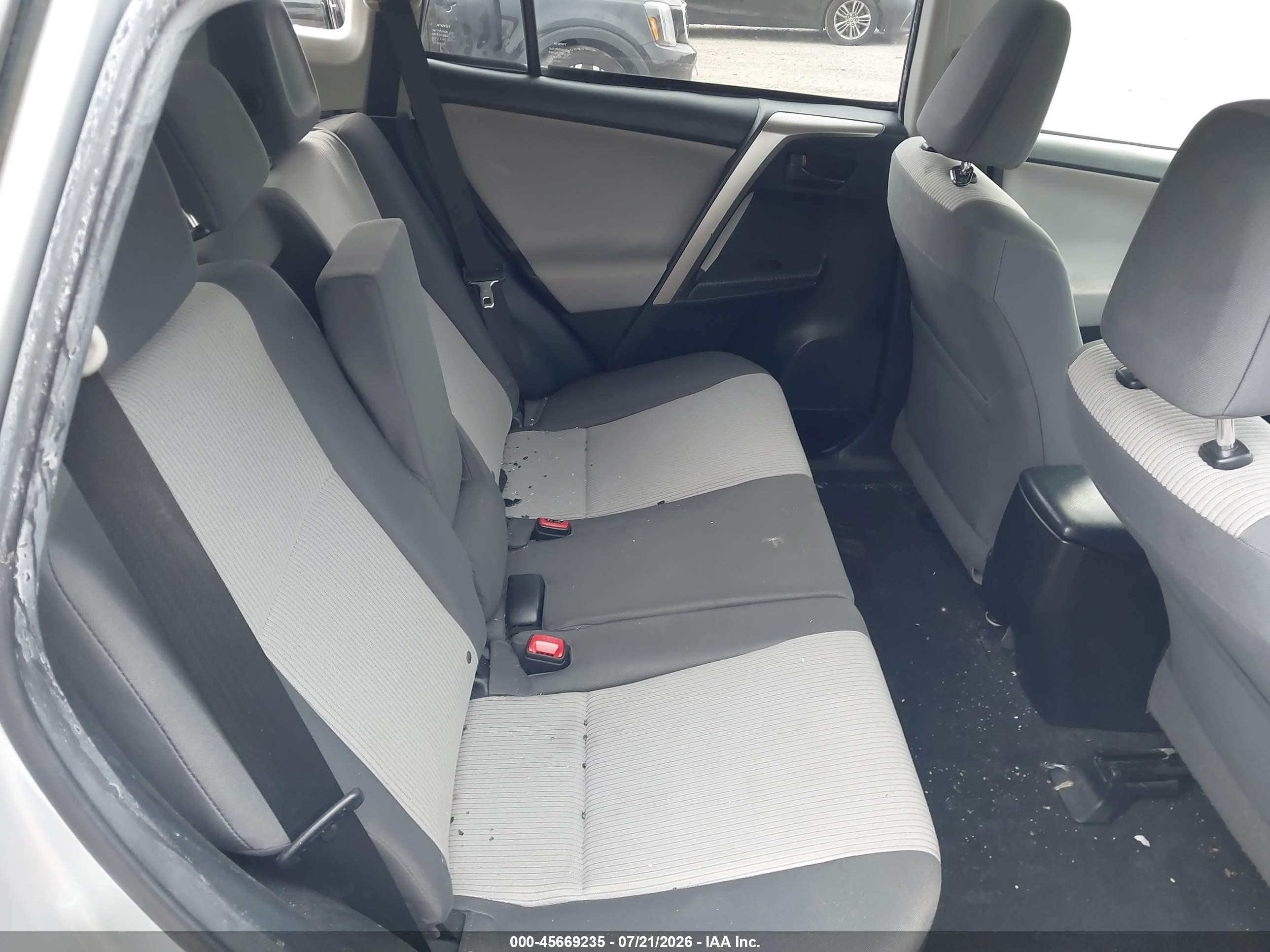 2015 Toyota Rav4 Le Silver vin: JTMBFREV1FJ044334