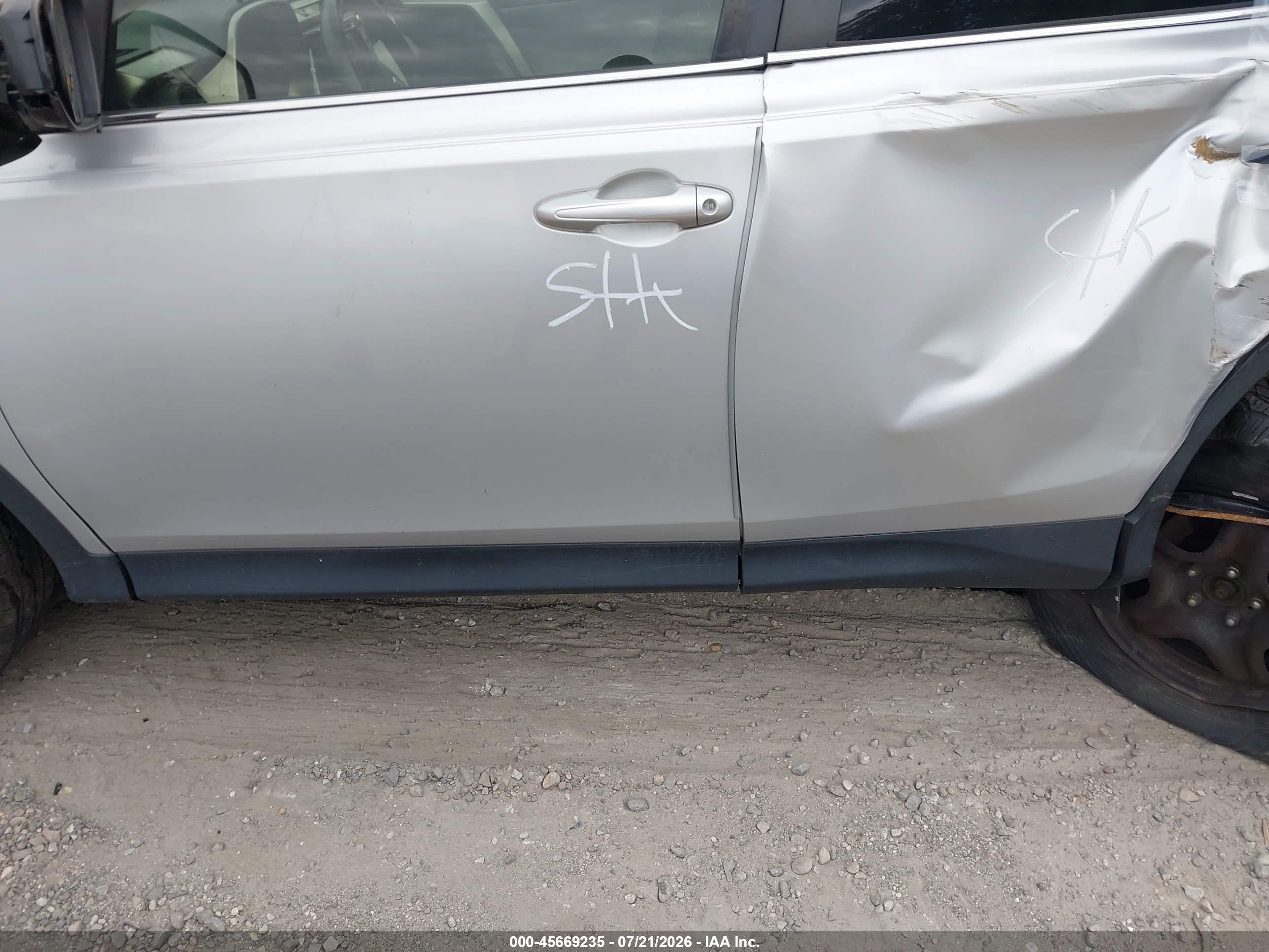 2015 Toyota Rav4 Le Silver vin: JTMBFREV1FJ044334