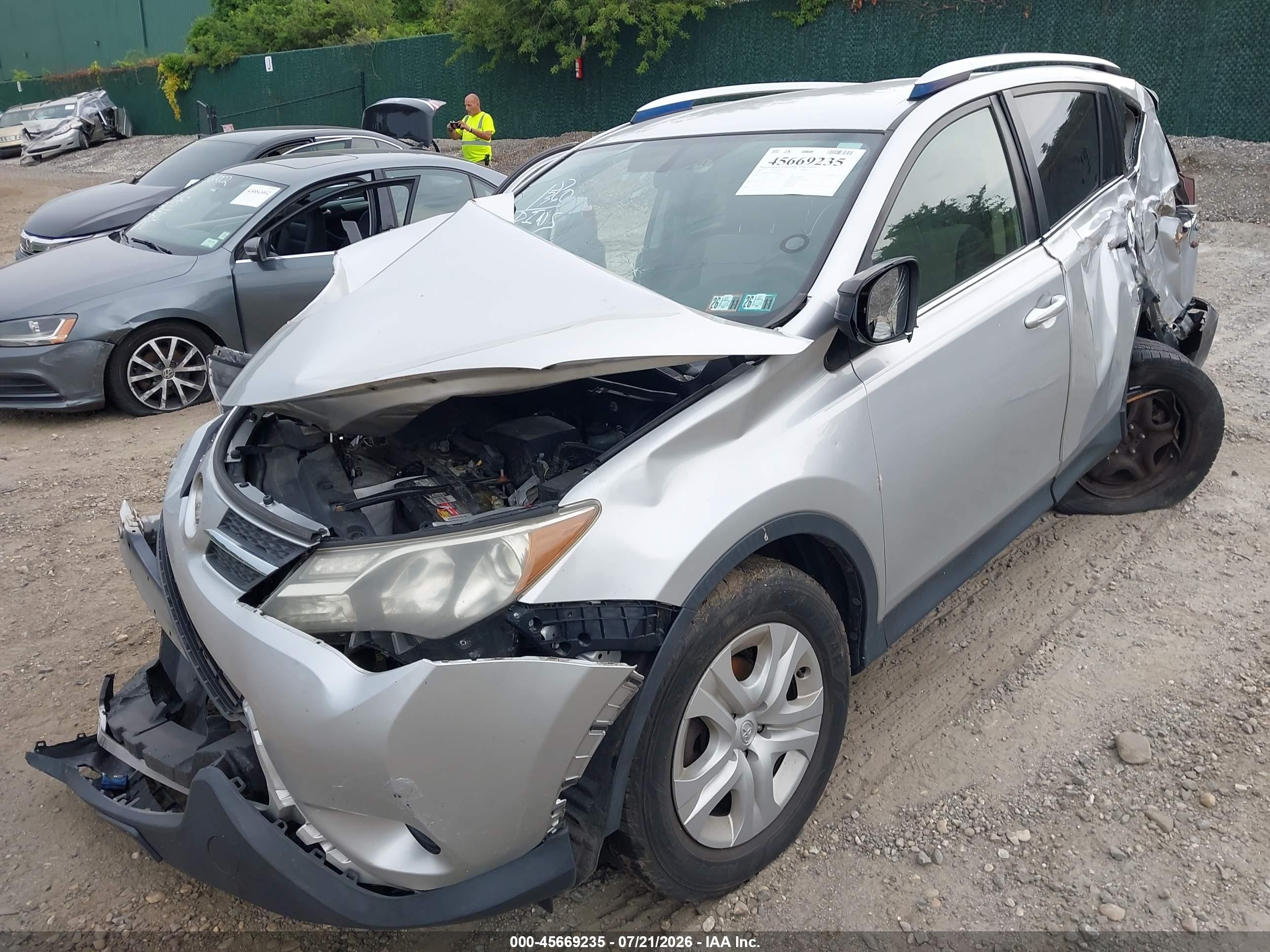 2015 Toyota Rav4 Le Silver vin: JTMBFREV1FJ044334
