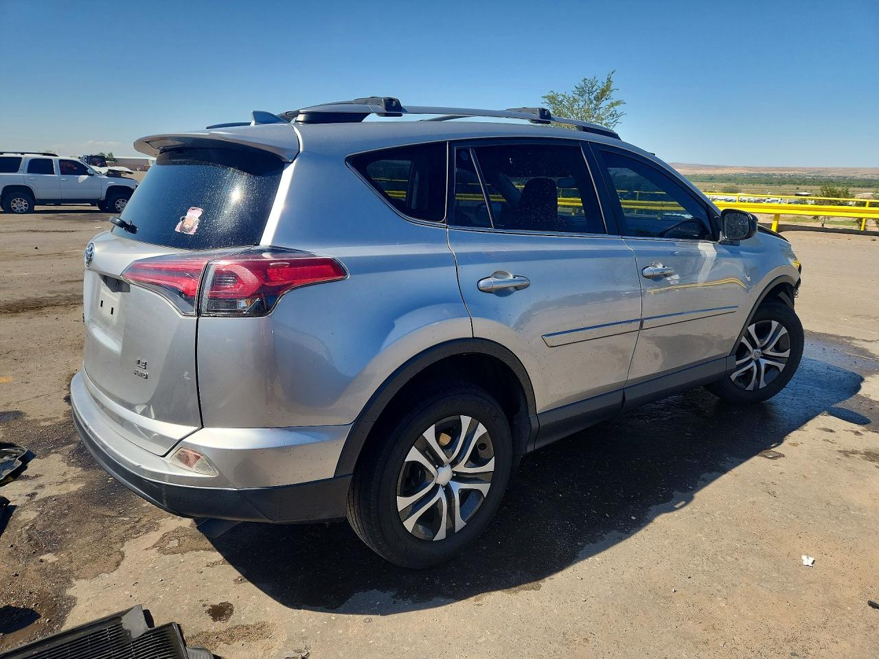 2018 Toyota Rav4 Le Silver vin: JTMBFREV1JJ202860