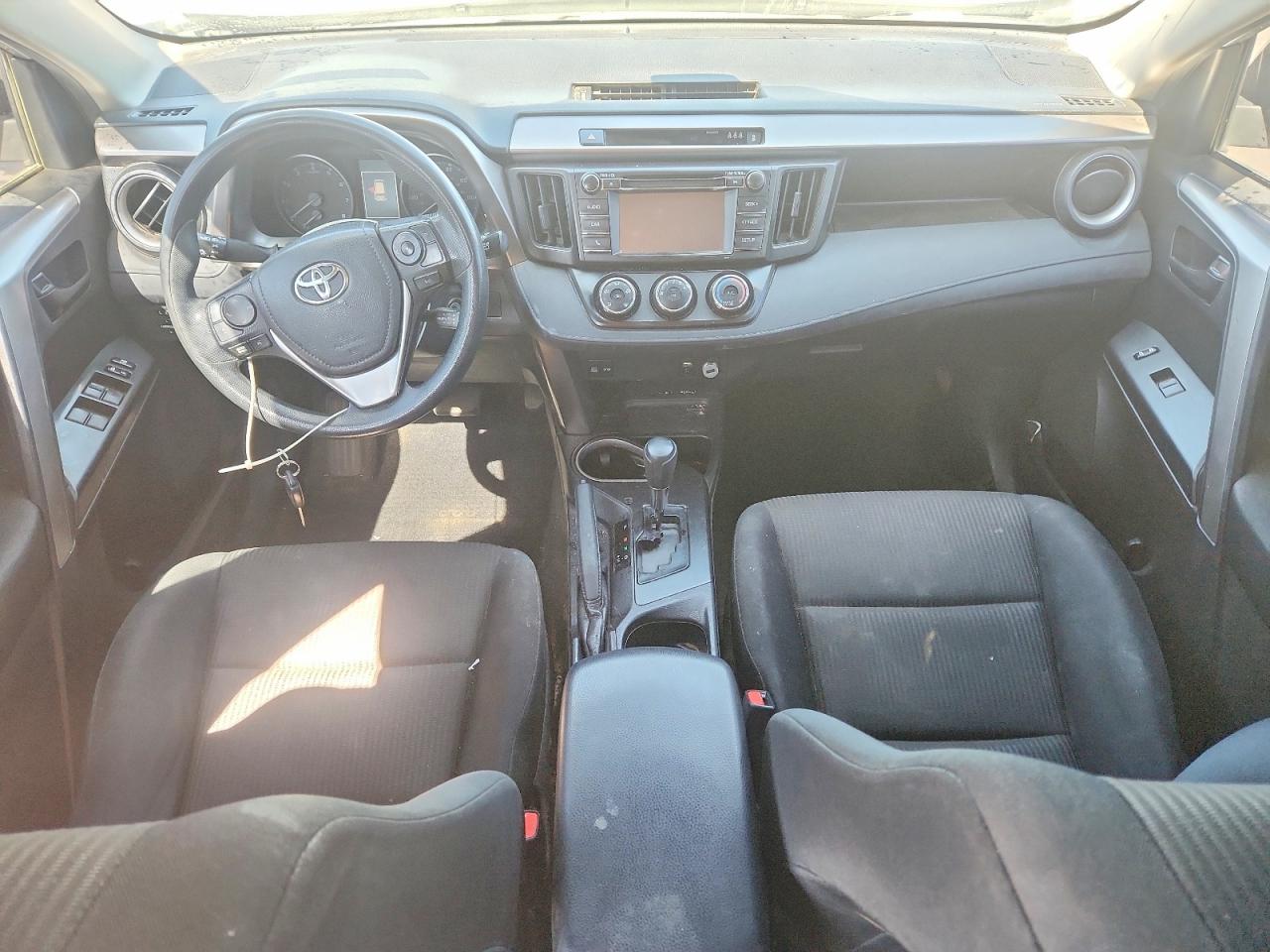 2018 Toyota Rav4 Le Silver vin: JTMBFREV1JJ202860