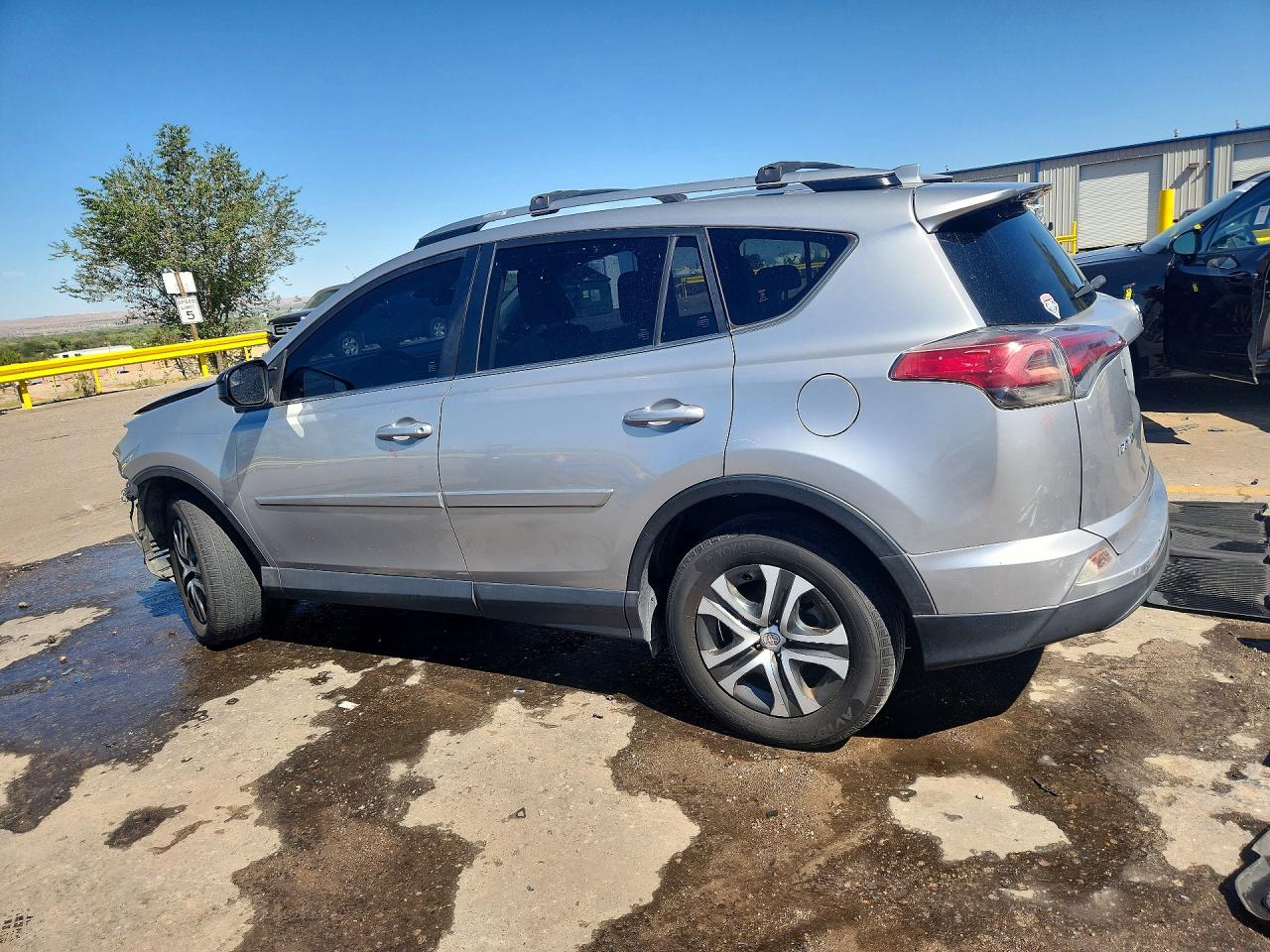 2018 Toyota Rav4 Le Silver vin: JTMBFREV1JJ202860