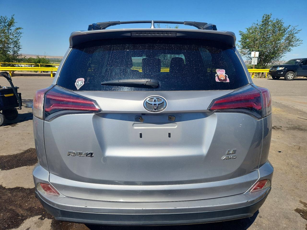 2018 Toyota Rav4 Le Silver vin: JTMBFREV1JJ202860