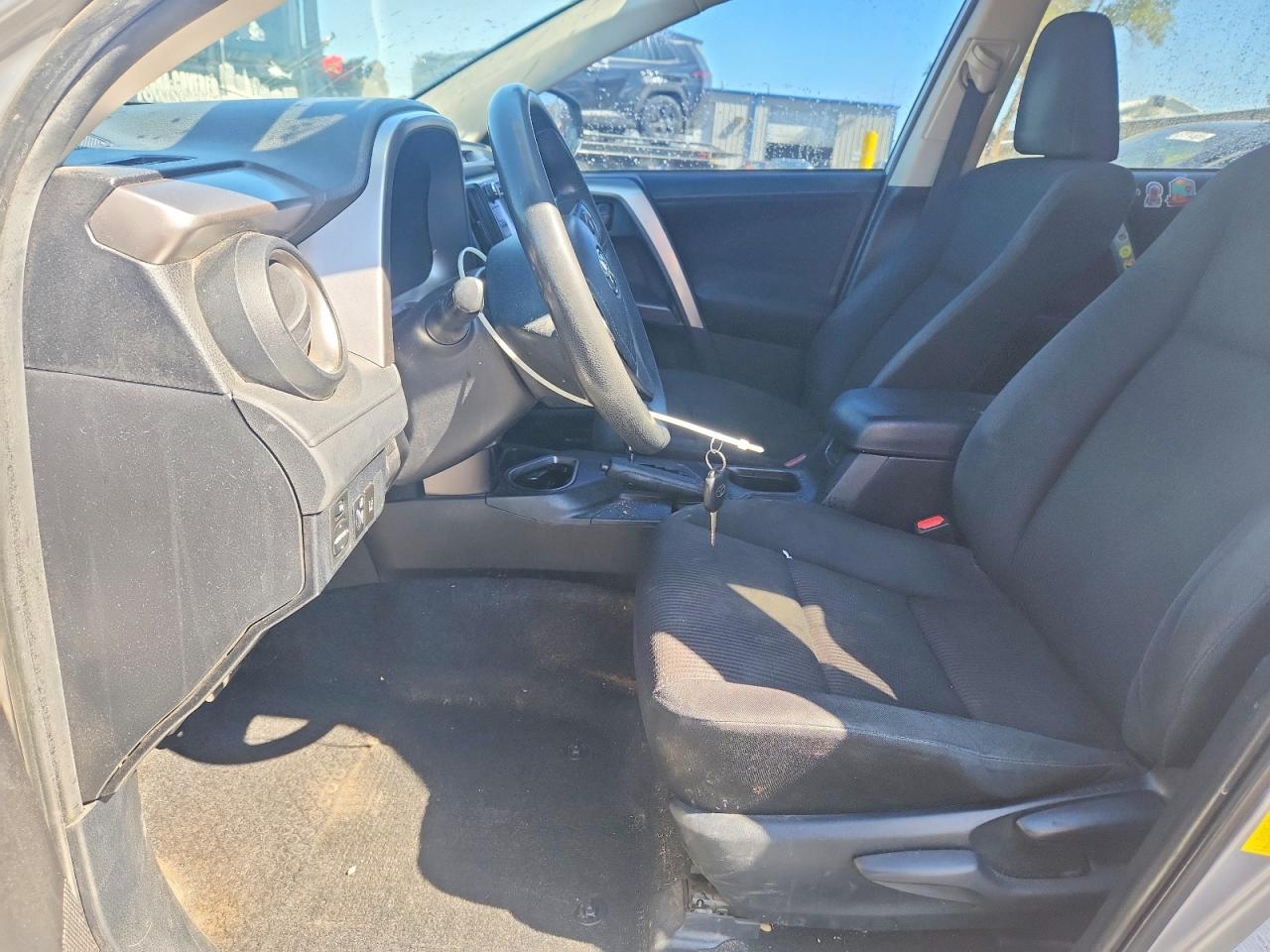 2018 Toyota Rav4 Le Silver vin: JTMBFREV1JJ202860