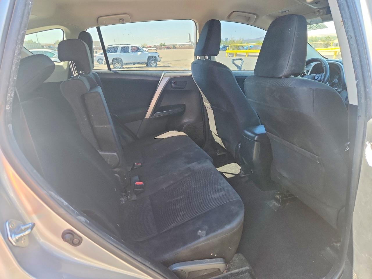 2018 Toyota Rav4 Le Silver vin: JTMBFREV1JJ202860