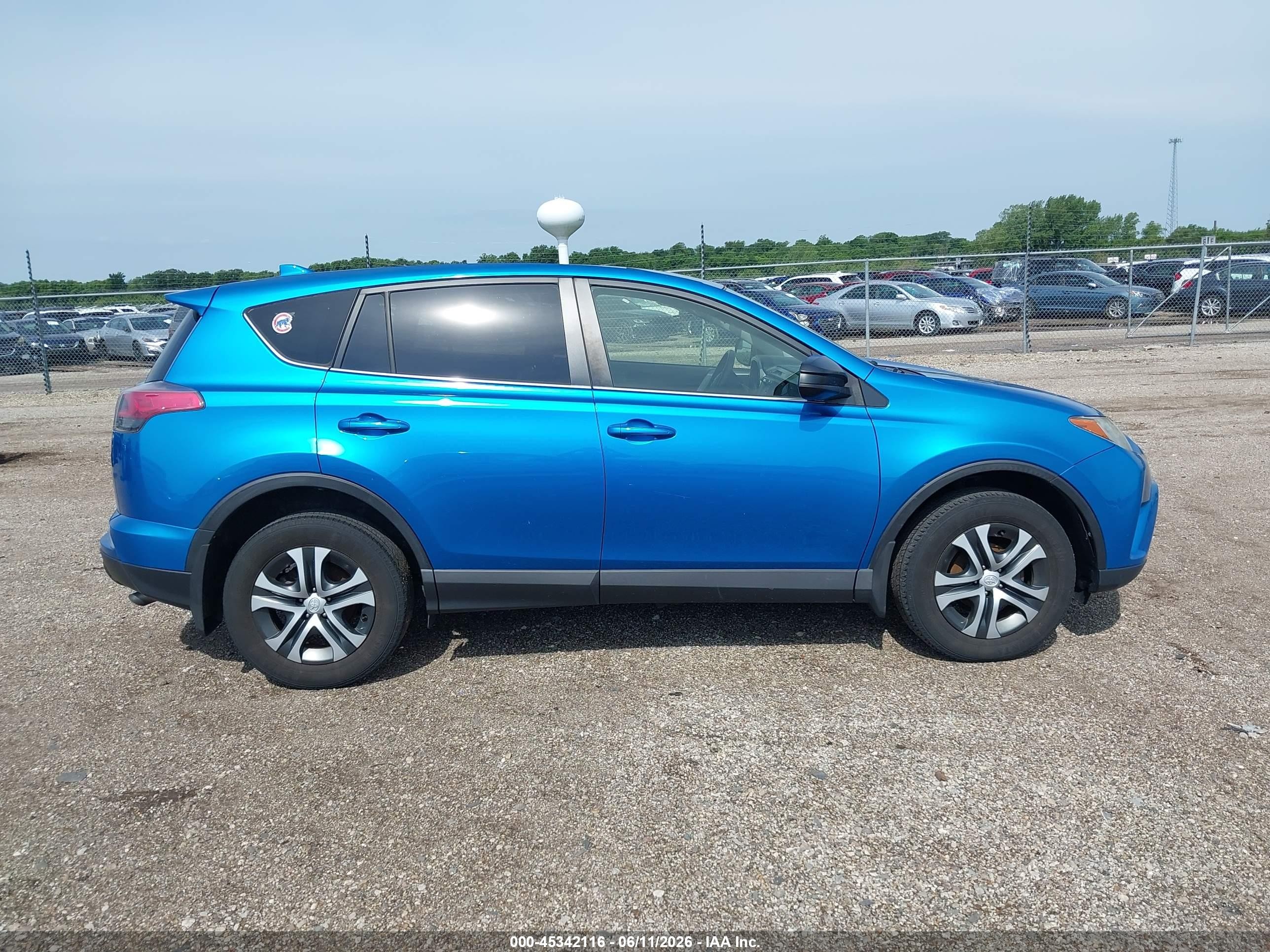 2018 Toyota Rav4 Le Blue vin: JTMBFREV1JJ728762