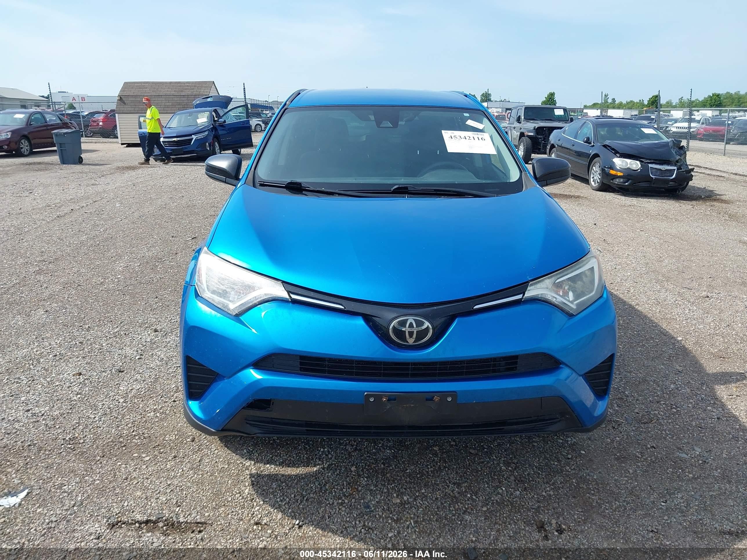 2018 Toyota Rav4 Le Blue vin: JTMBFREV1JJ728762