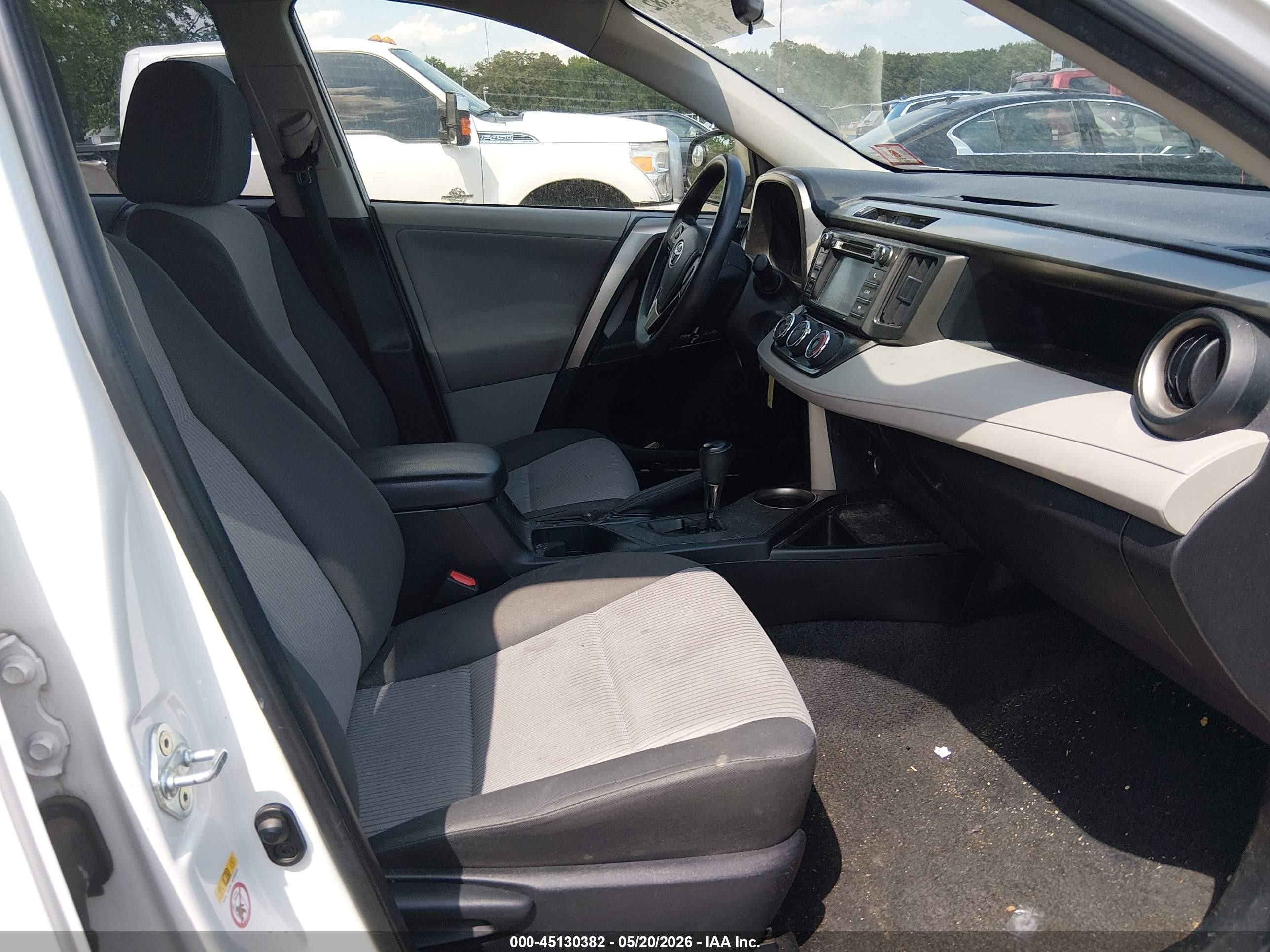 2013 Toyota Rav4 Le White vin: JTMBFREV2D5000994