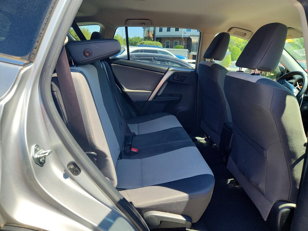2014 Toyota Rav4 Le Silver vin: JTMBFREV2ED088405