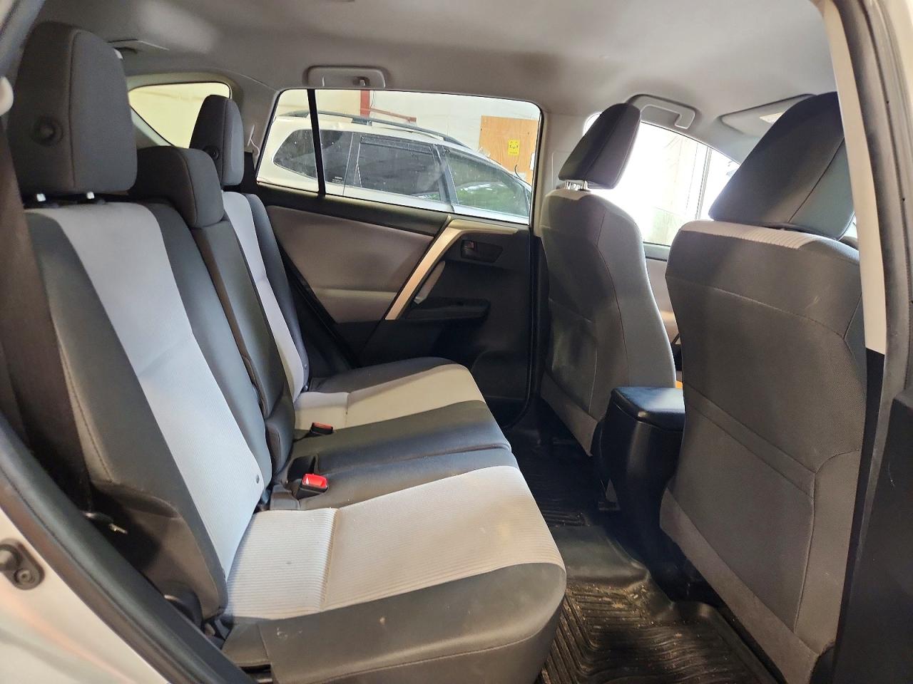 2014 Toyota Rav4 Le Silver vin: JTMBFREV2ED088792