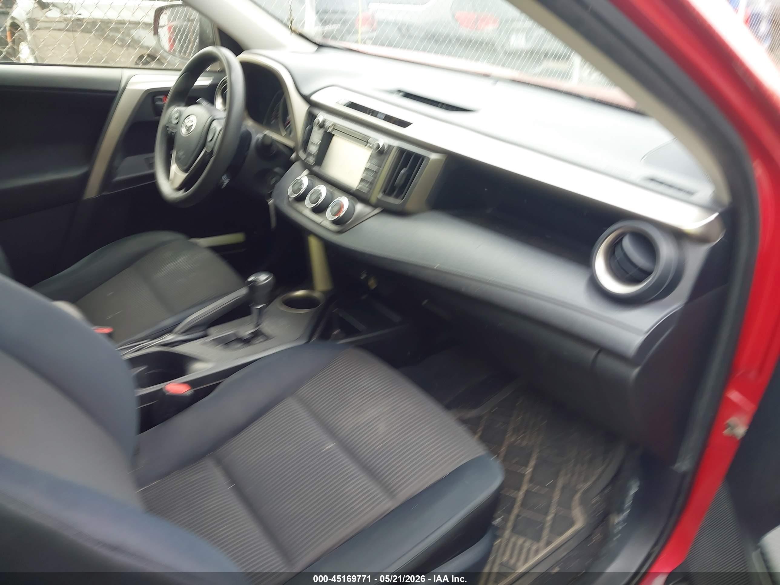 2015 Toyota Rav4 Le Red vin: JTMBFREV2FD096800