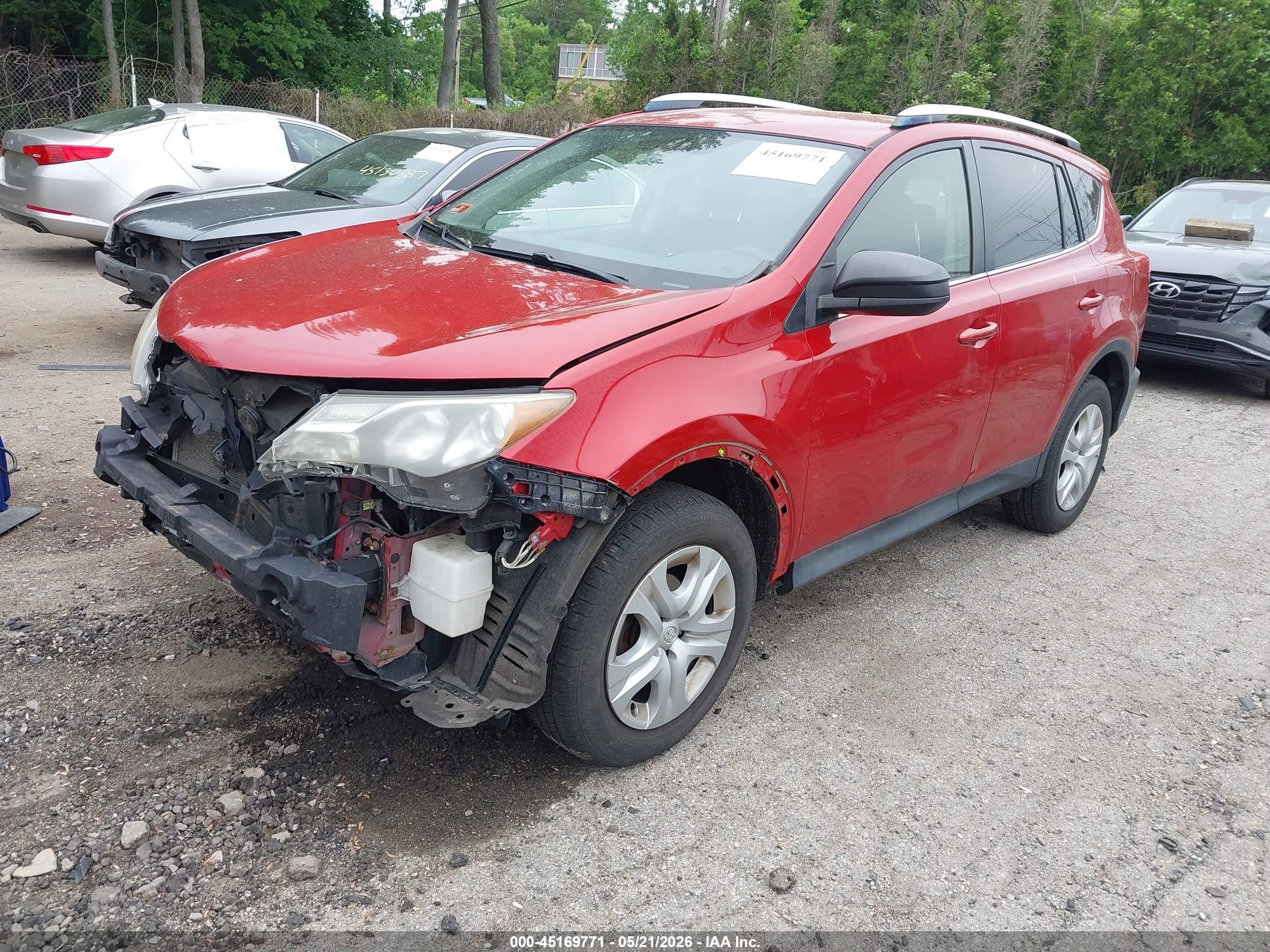 2015 Toyota Rav4 Le Red vin: JTMBFREV2FD096800
