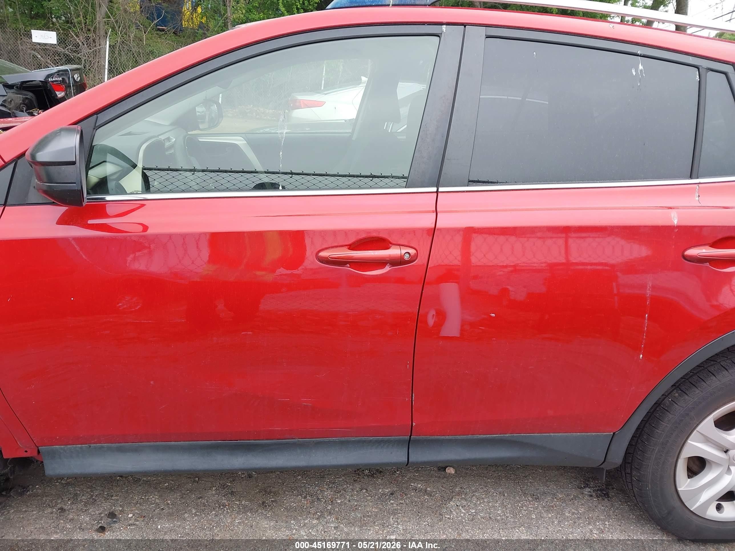 2015 Toyota Rav4 Le Red vin: JTMBFREV2FD096800