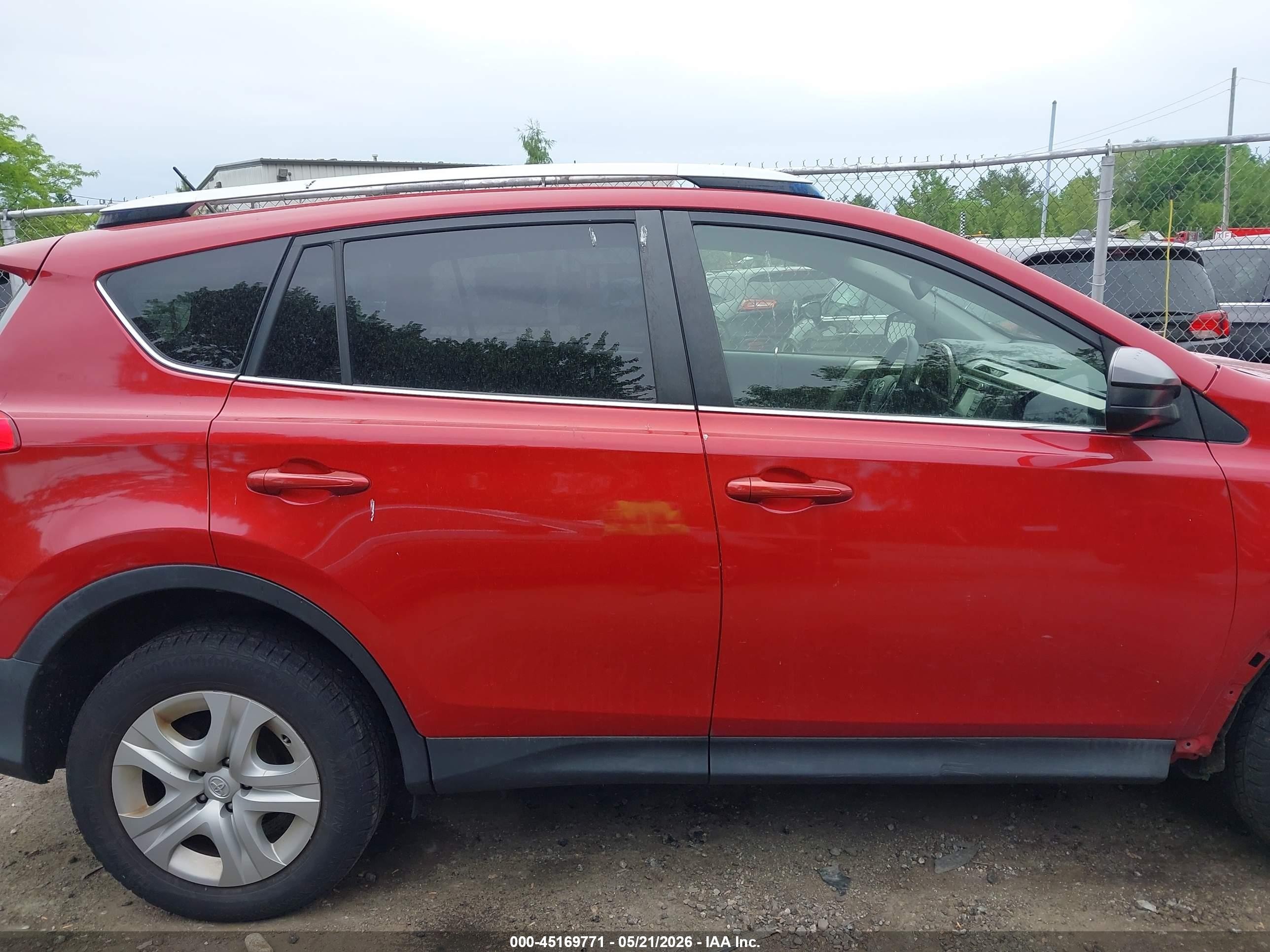 2015 Toyota Rav4 Le Red vin: JTMBFREV2FD096800