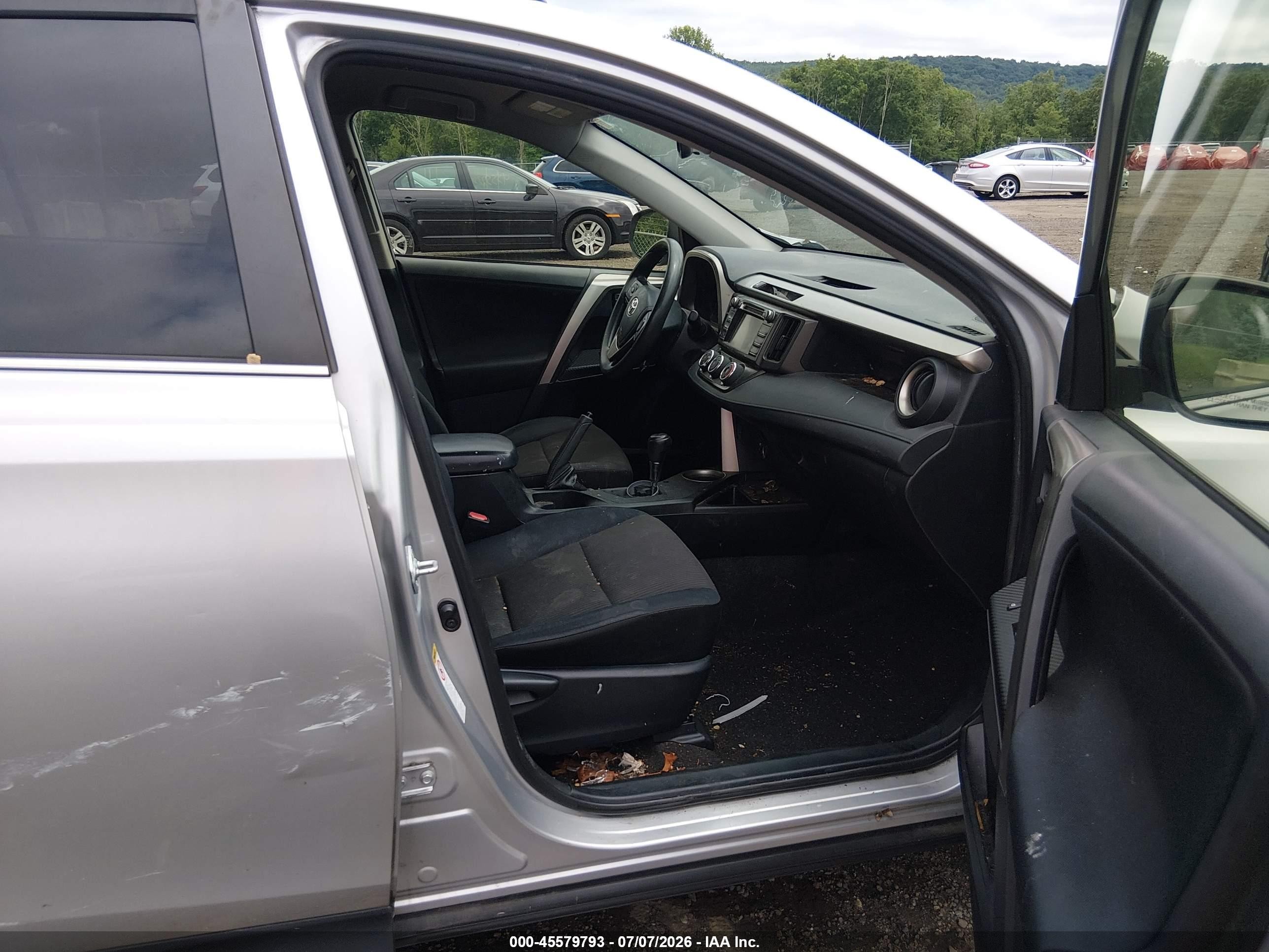 2015 Toyota Rav4 Le Silver vin: JTMBFREV2FD099972