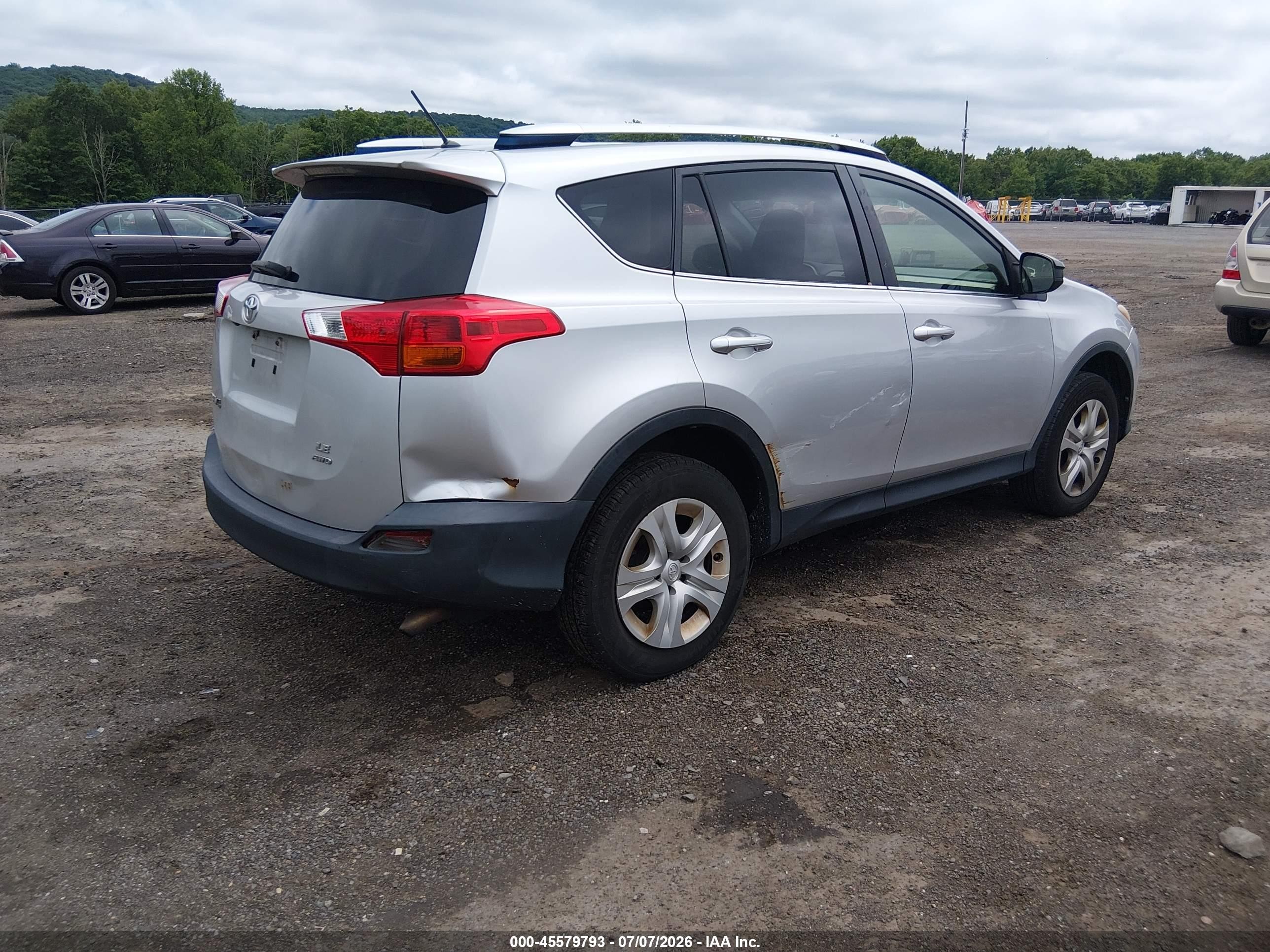 2015 Toyota Rav4 Le Silver vin: JTMBFREV2FD099972