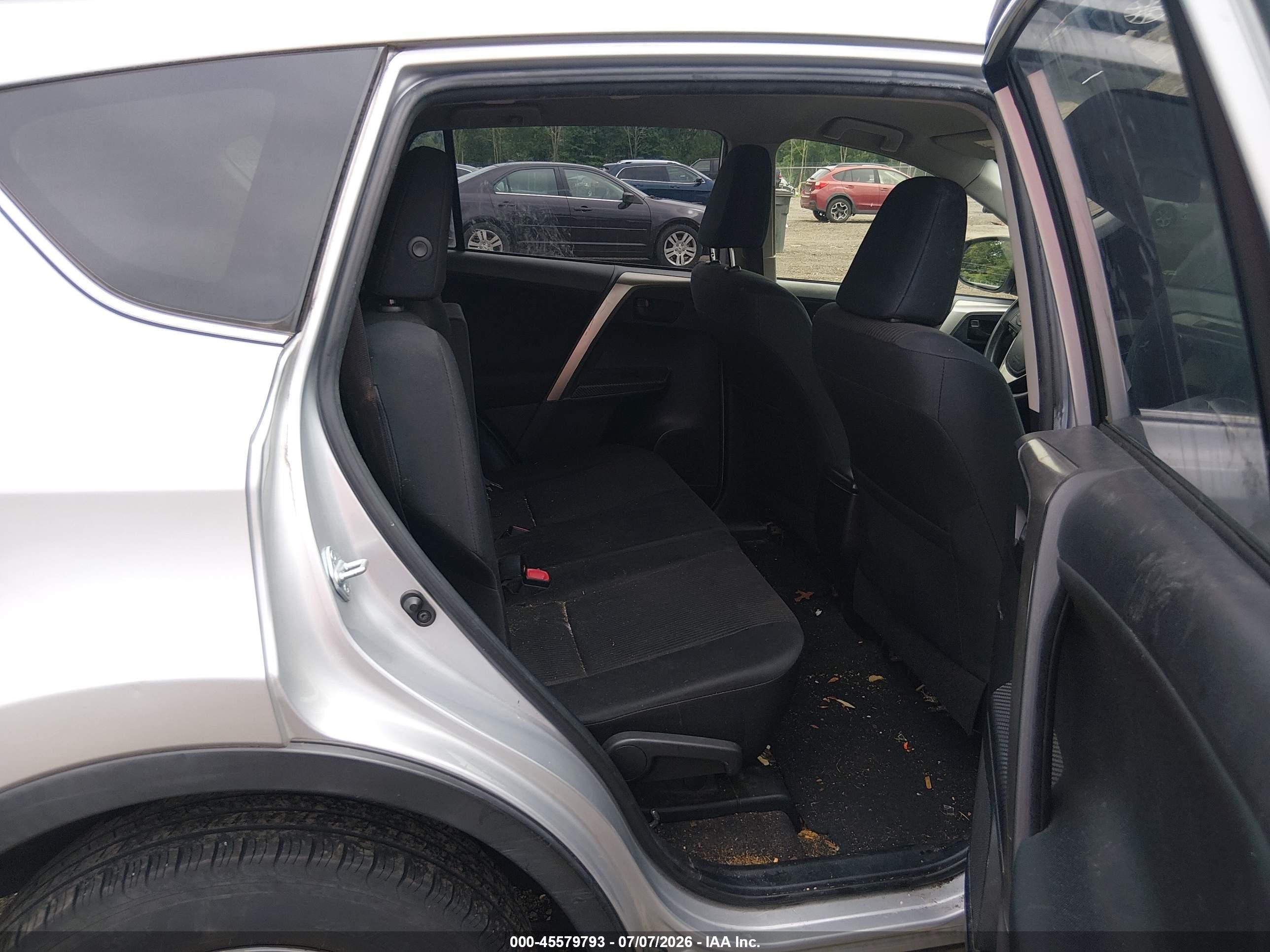 2015 Toyota Rav4 Le Silver vin: JTMBFREV2FD099972