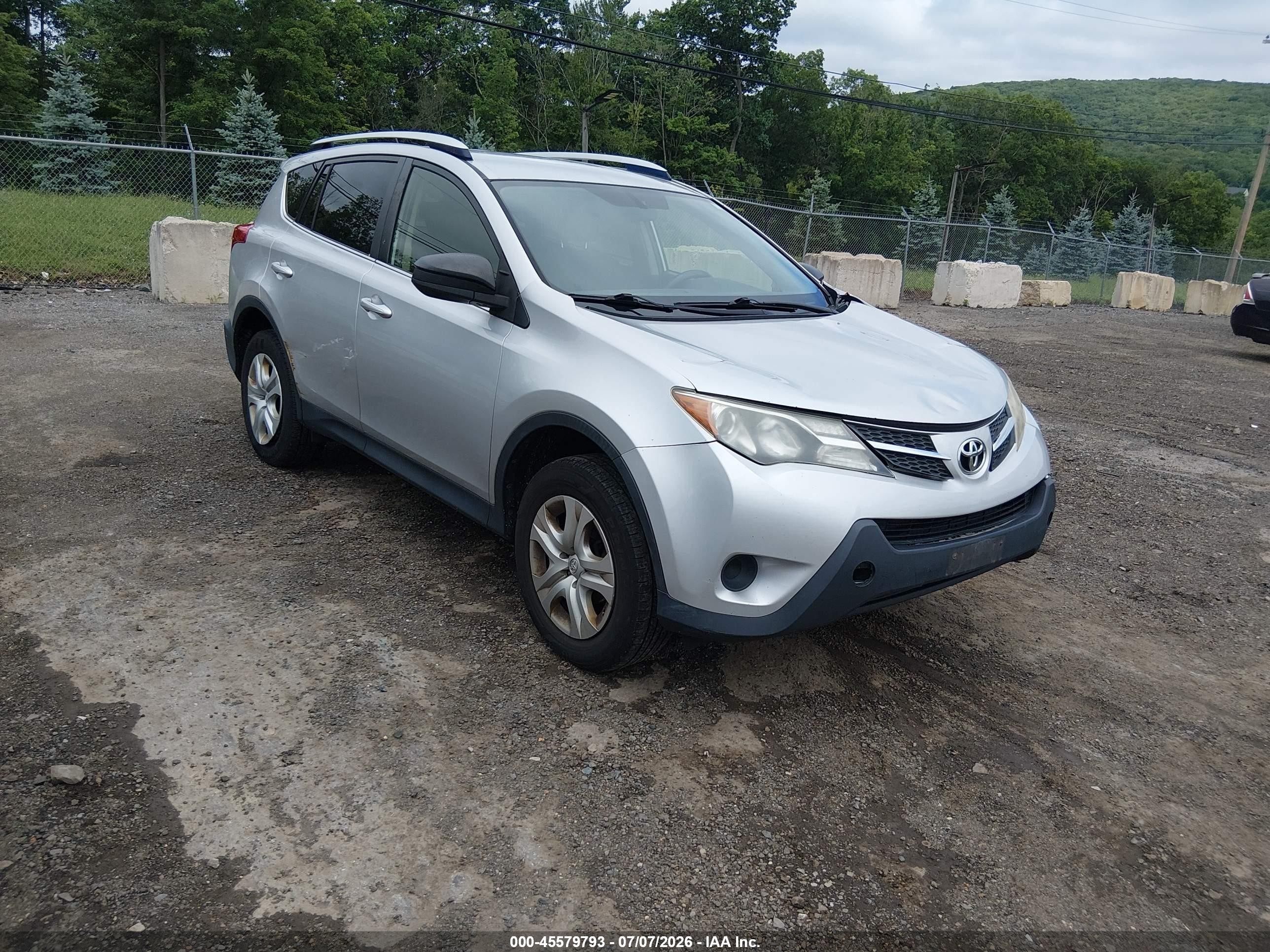 2015 Toyota Rav4 Le Silver vin: JTMBFREV2FD099972