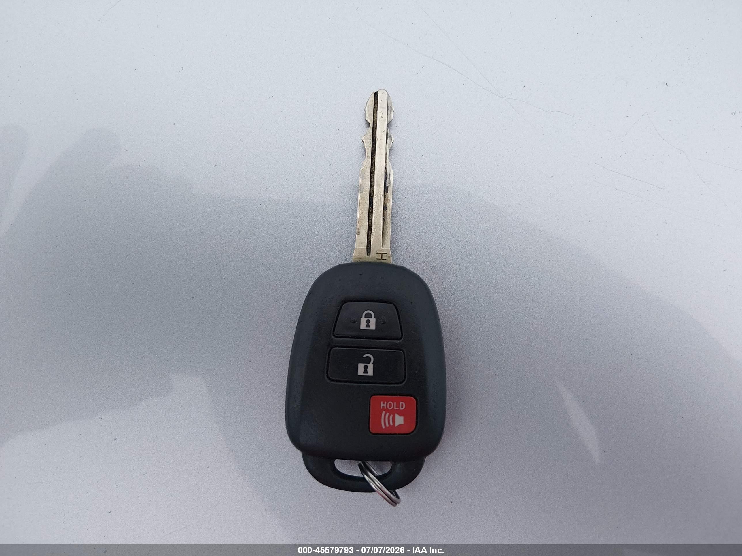 2015 Toyota Rav4 Le Silver vin: JTMBFREV2FD099972
