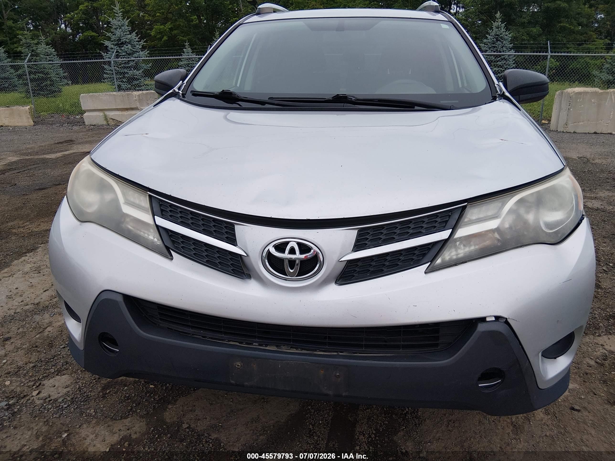 2015 Toyota Rav4 Le Silver vin: JTMBFREV2FD099972