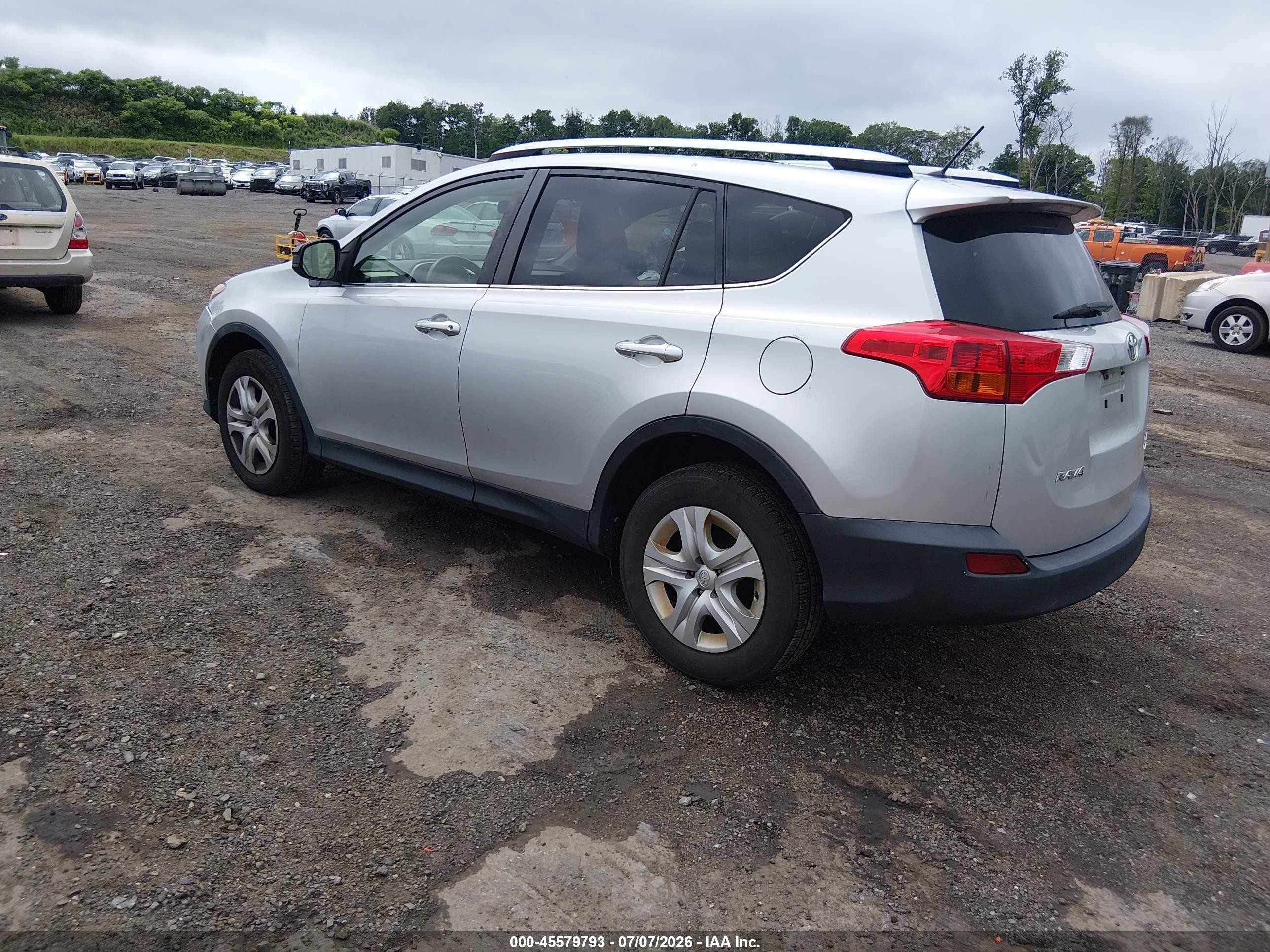 2015 Toyota Rav4 Le Silver vin: JTMBFREV2FD099972