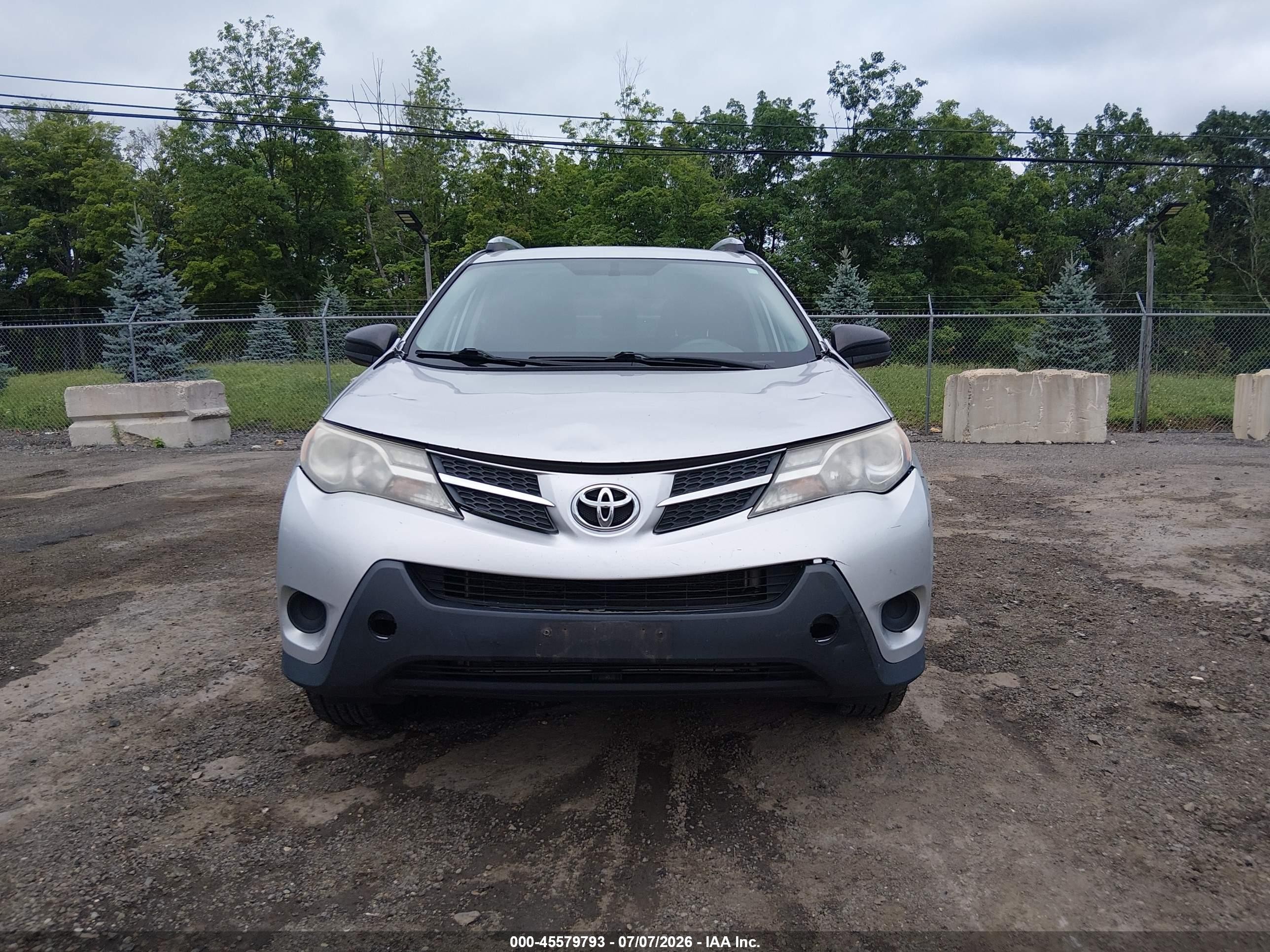 2015 Toyota Rav4 Le Silver vin: JTMBFREV2FD099972