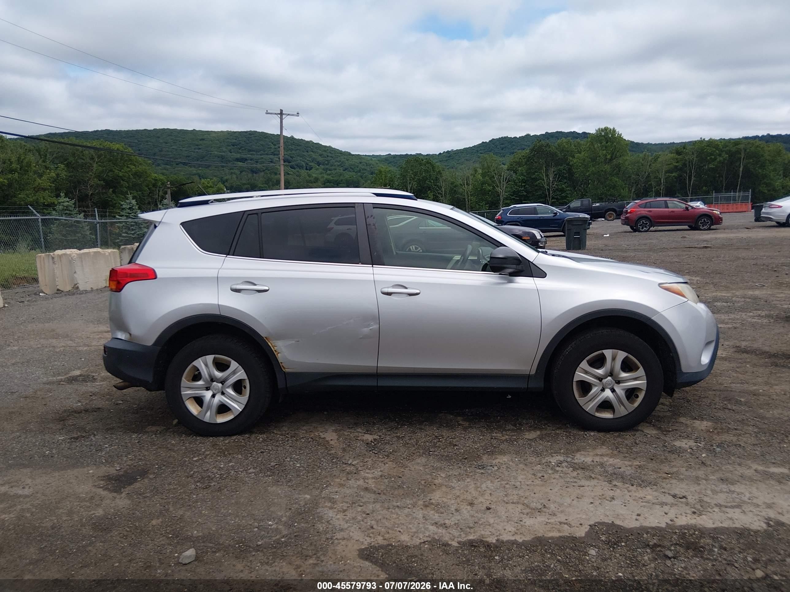 2015 Toyota Rav4 Le Silver vin: JTMBFREV2FD099972