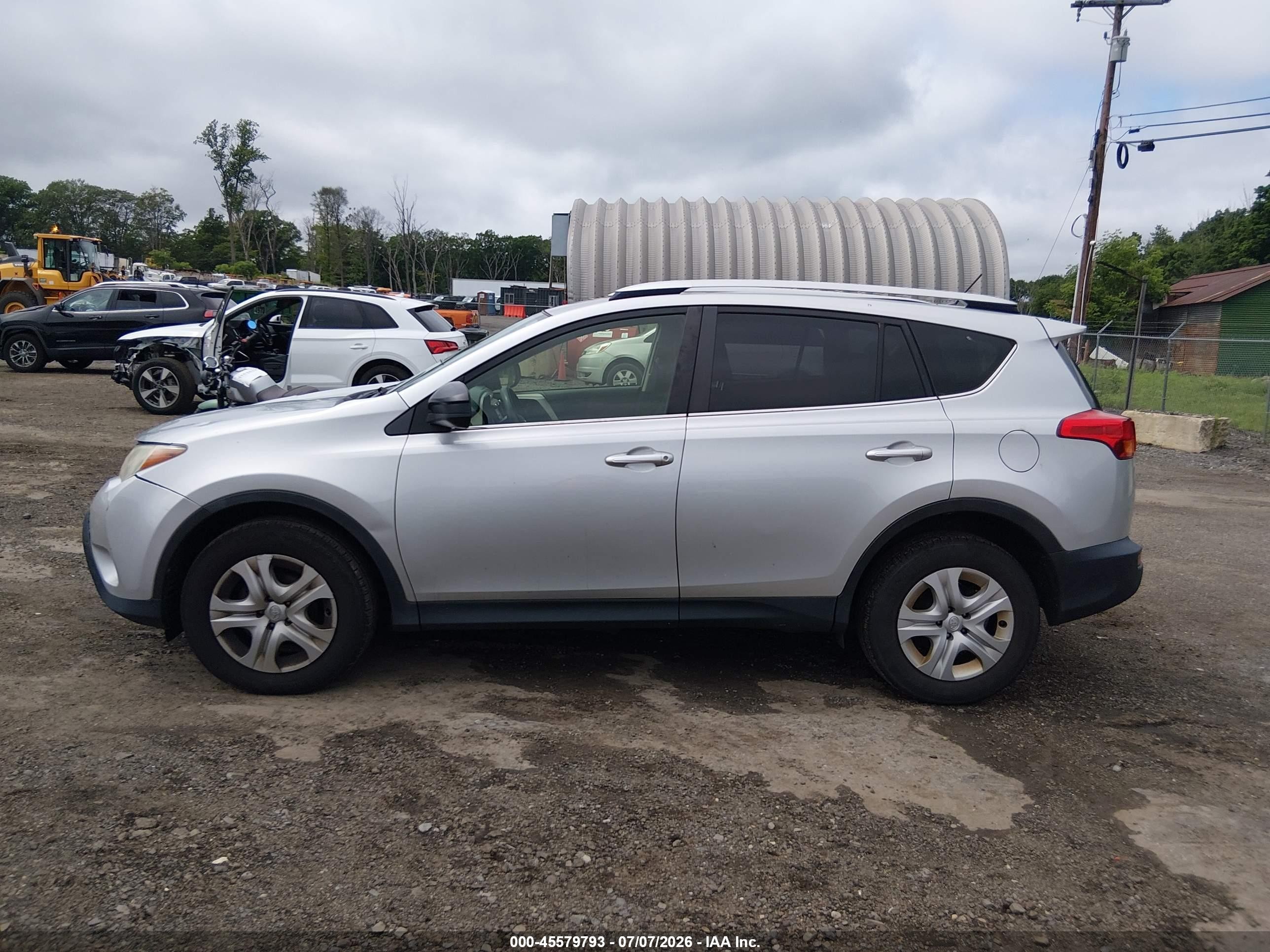 2015 Toyota Rav4 Le Silver vin: JTMBFREV2FD099972