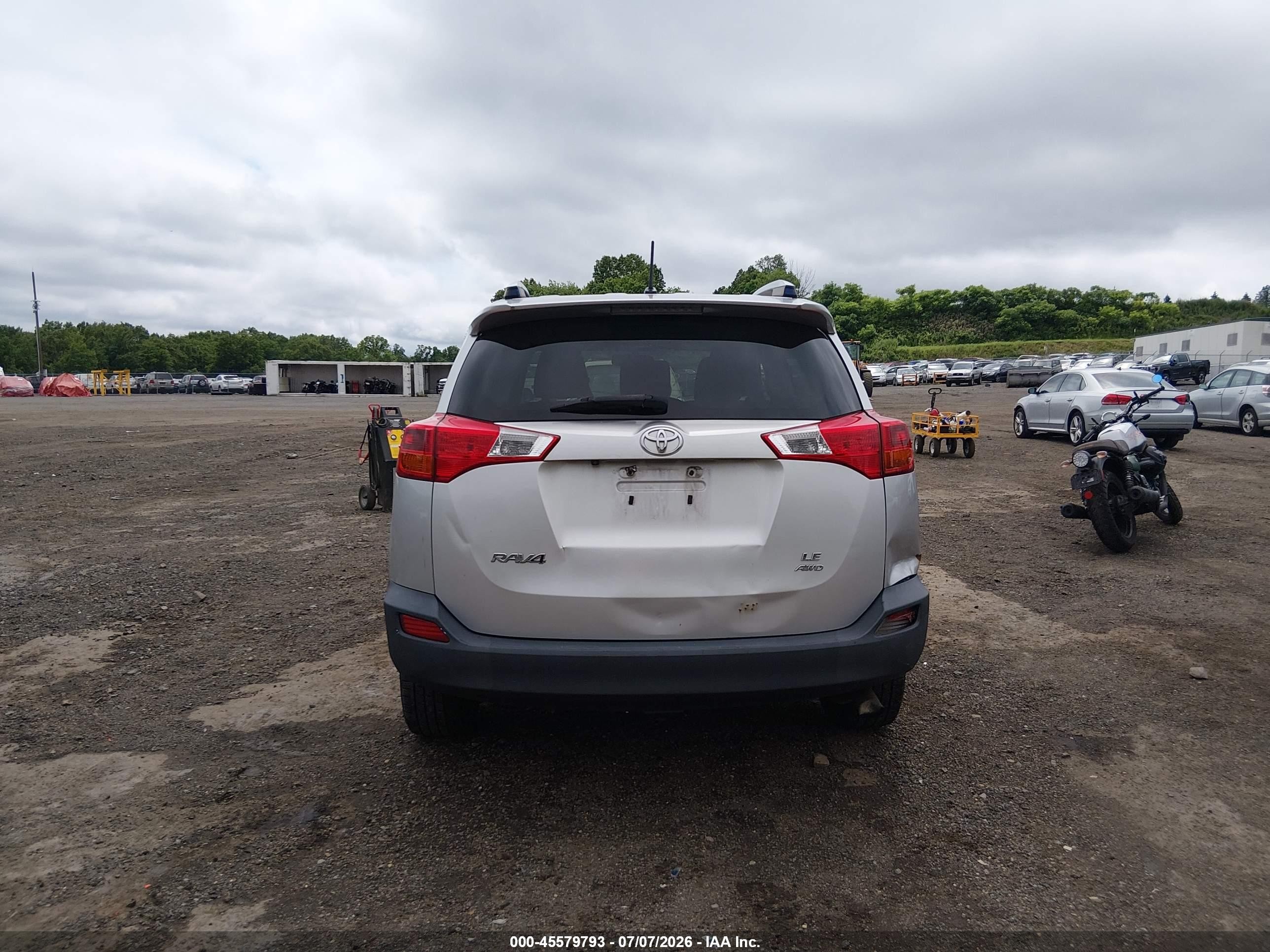 2015 Toyota Rav4 Le Silver vin: JTMBFREV2FD099972