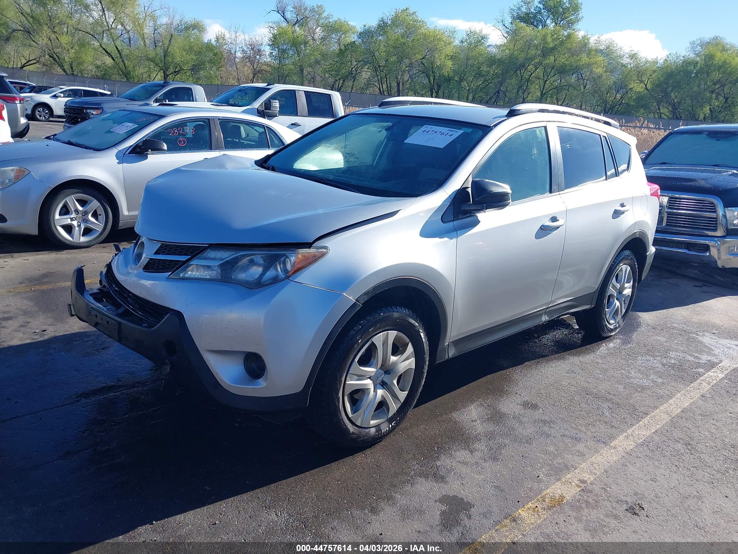2015 Toyota Rav4 Le Silver vin: JTMBFREV2FD105186