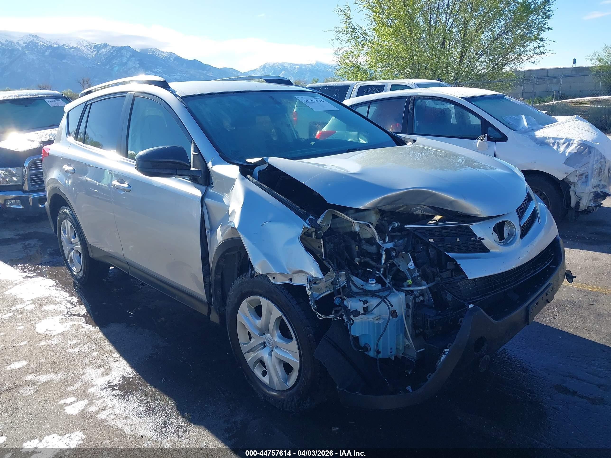 2015 Toyota Rav4 Le Silver vin: JTMBFREV2FD105186