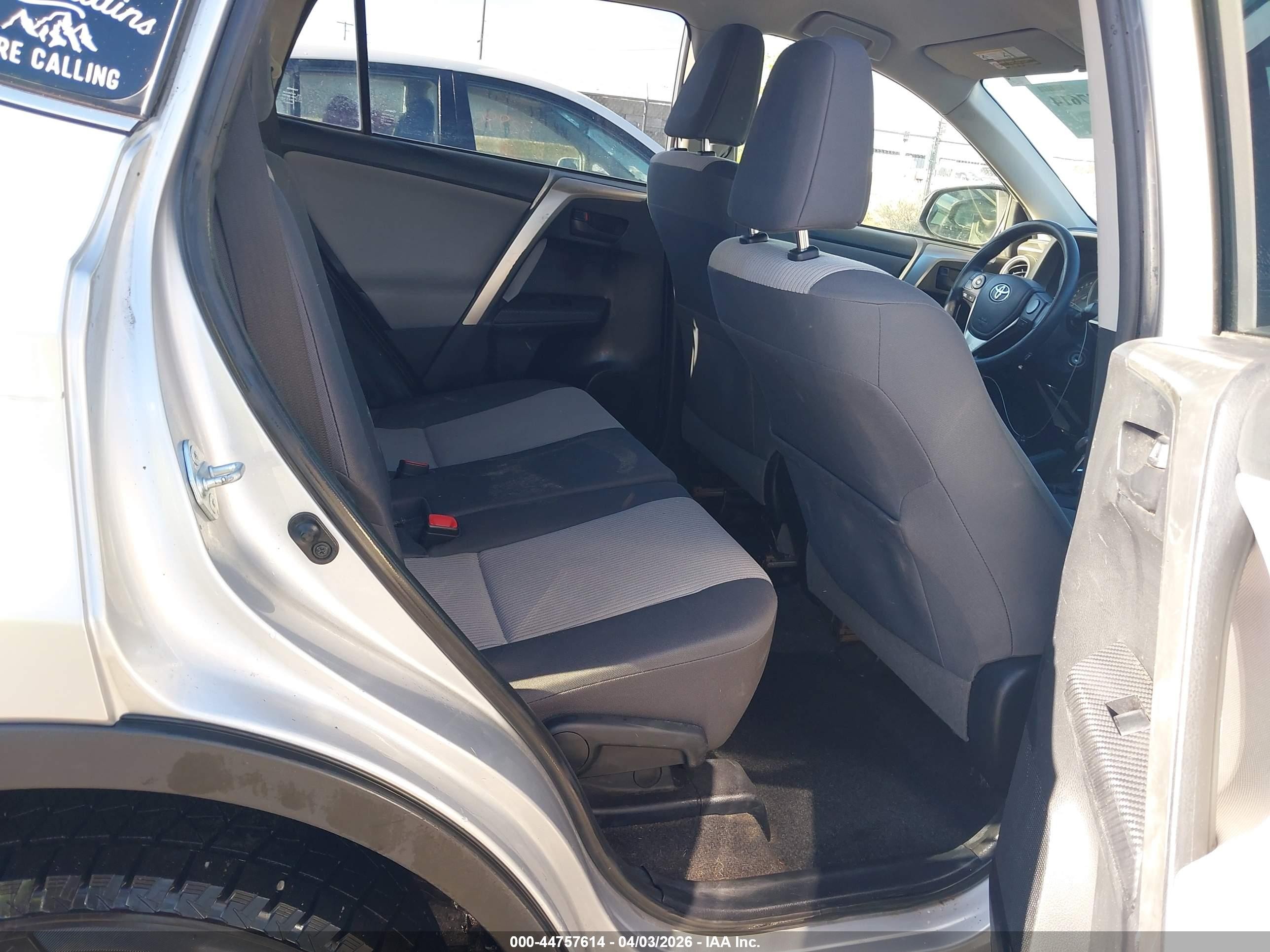 2015 Toyota Rav4 Le Silver vin: JTMBFREV2FD105186