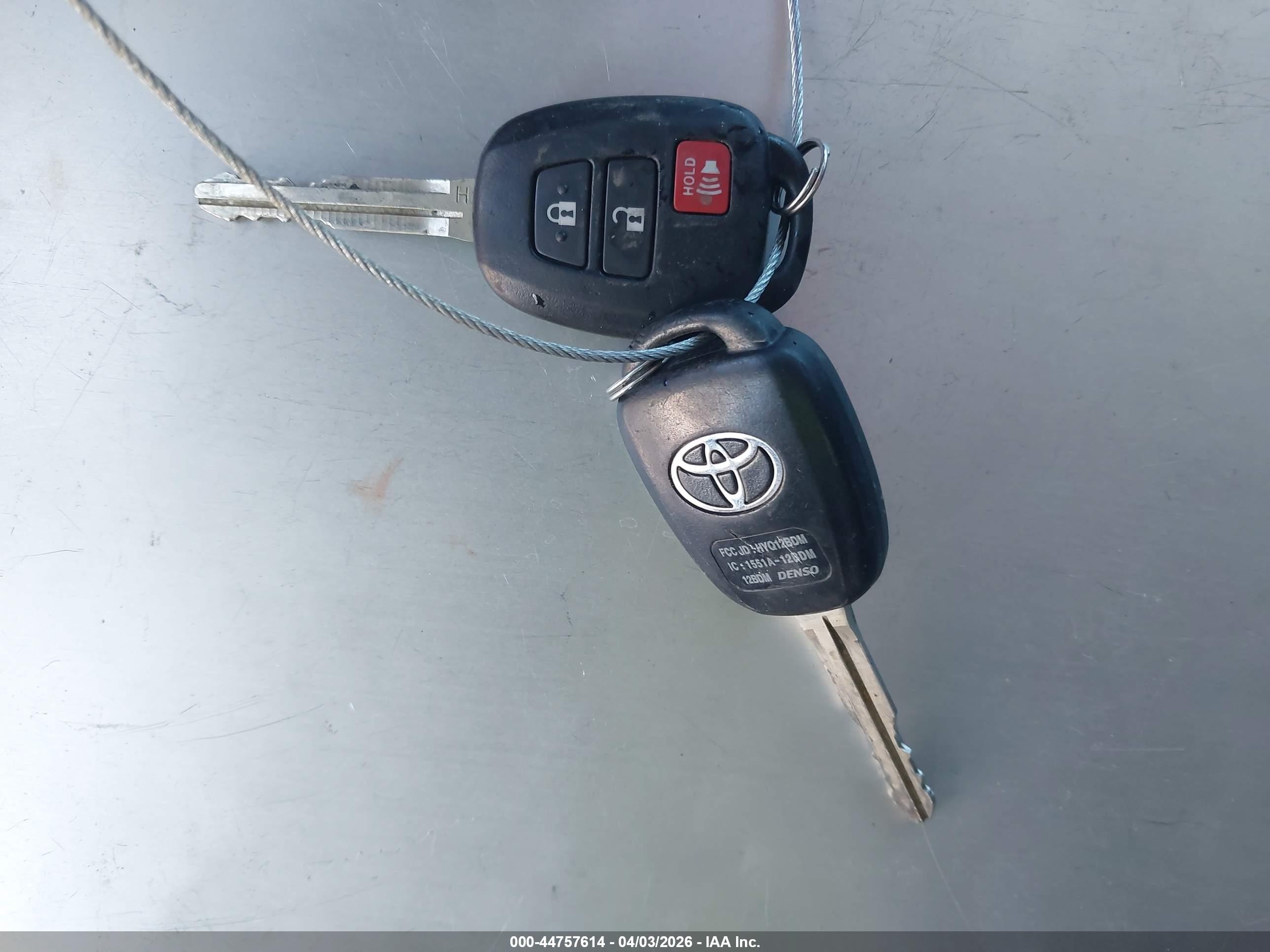 2015 Toyota Rav4 Le Silver vin: JTMBFREV2FD105186