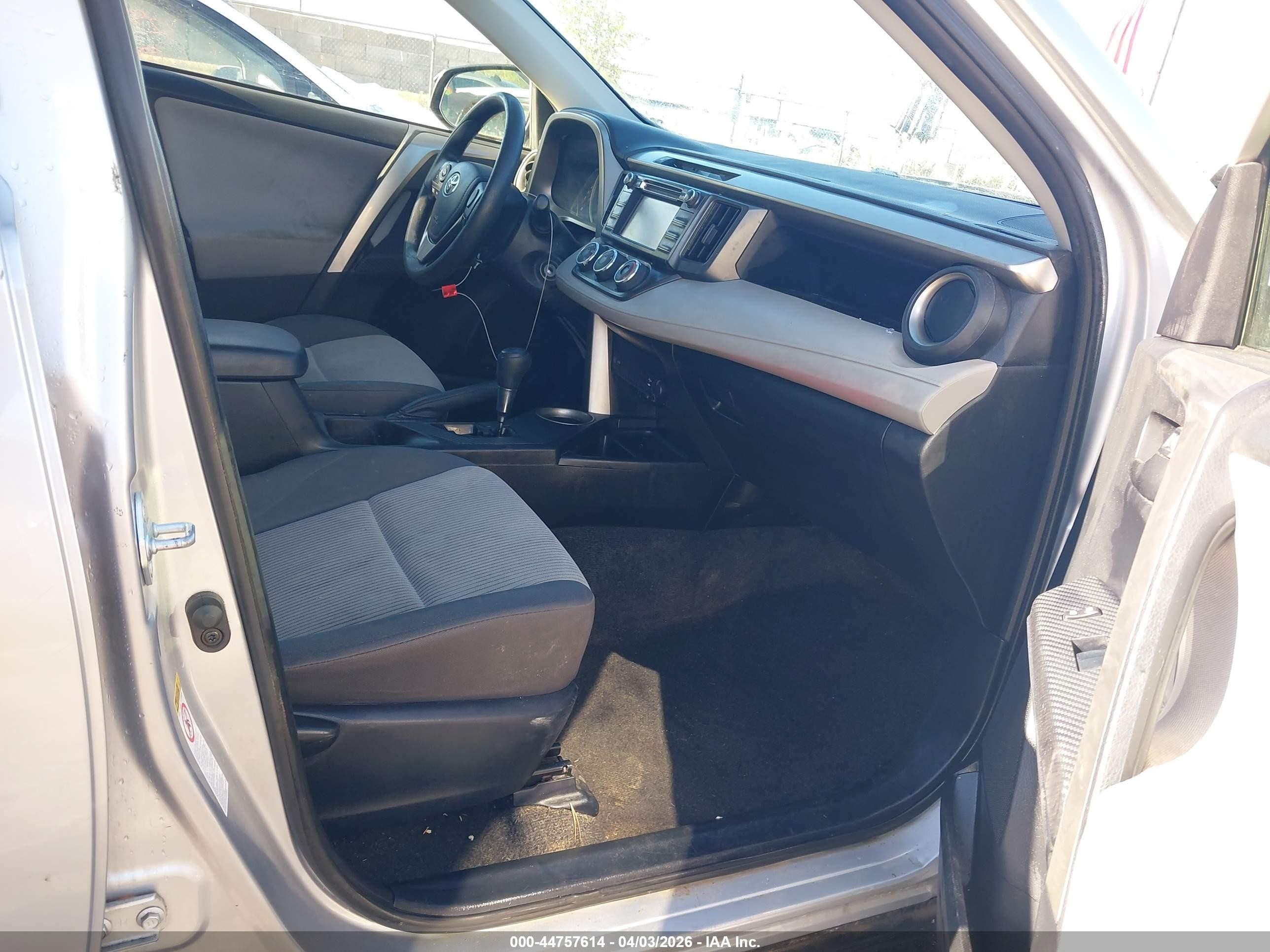 2015 Toyota Rav4 Le Silver vin: JTMBFREV2FD105186
