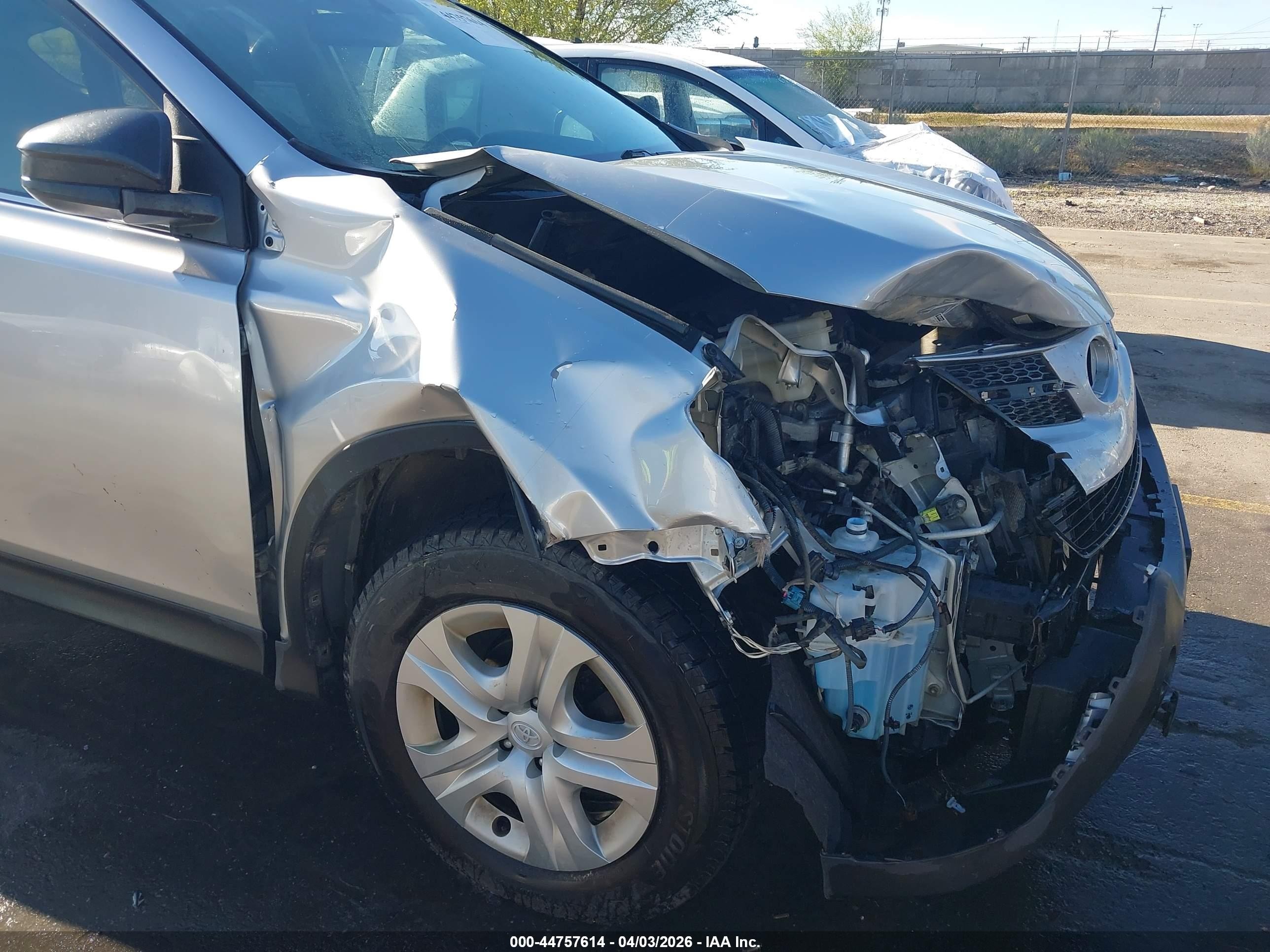 2015 Toyota Rav4 Le Silver vin: JTMBFREV2FD105186