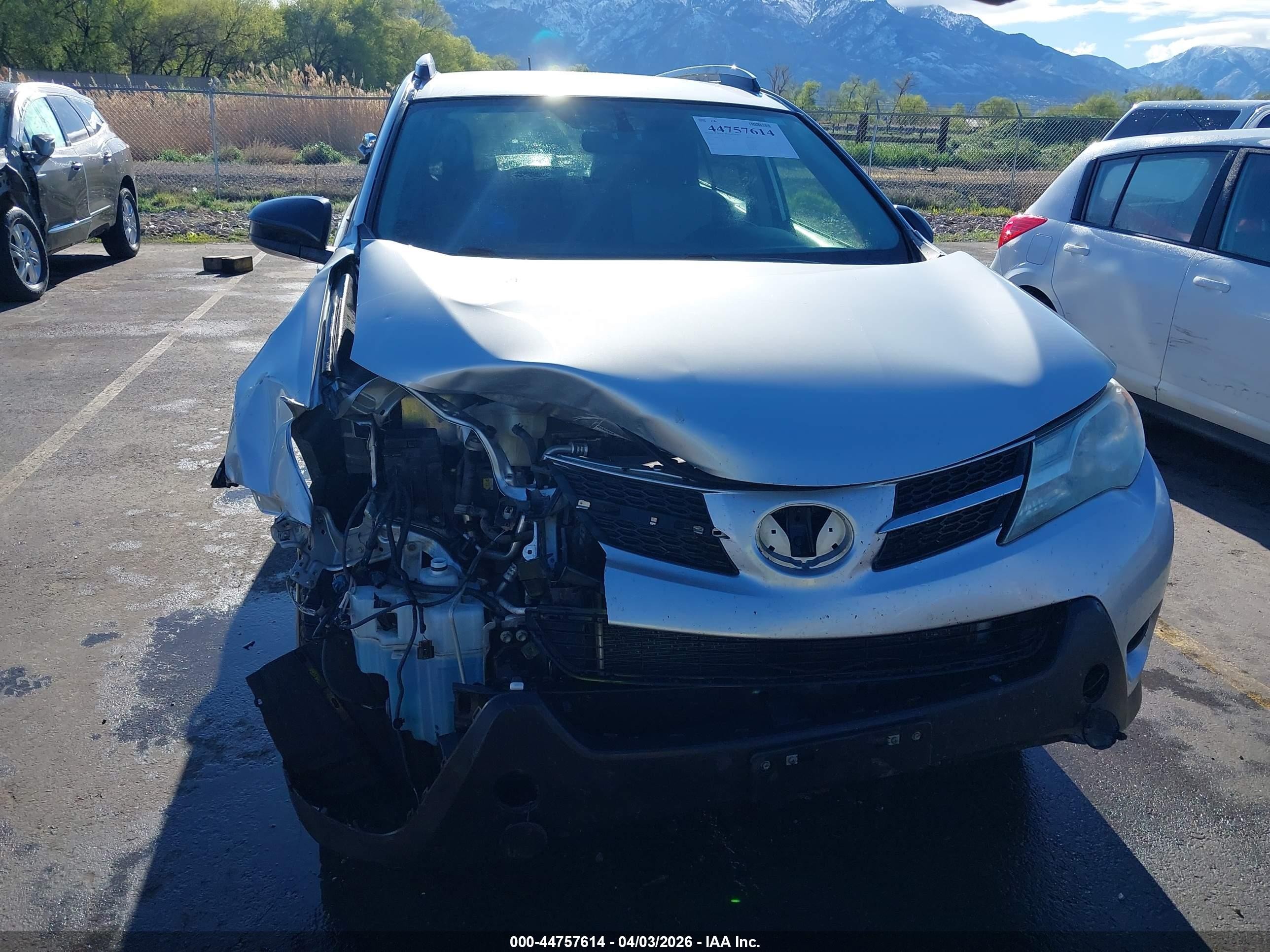 2015 Toyota Rav4 Le Silver vin: JTMBFREV2FD105186