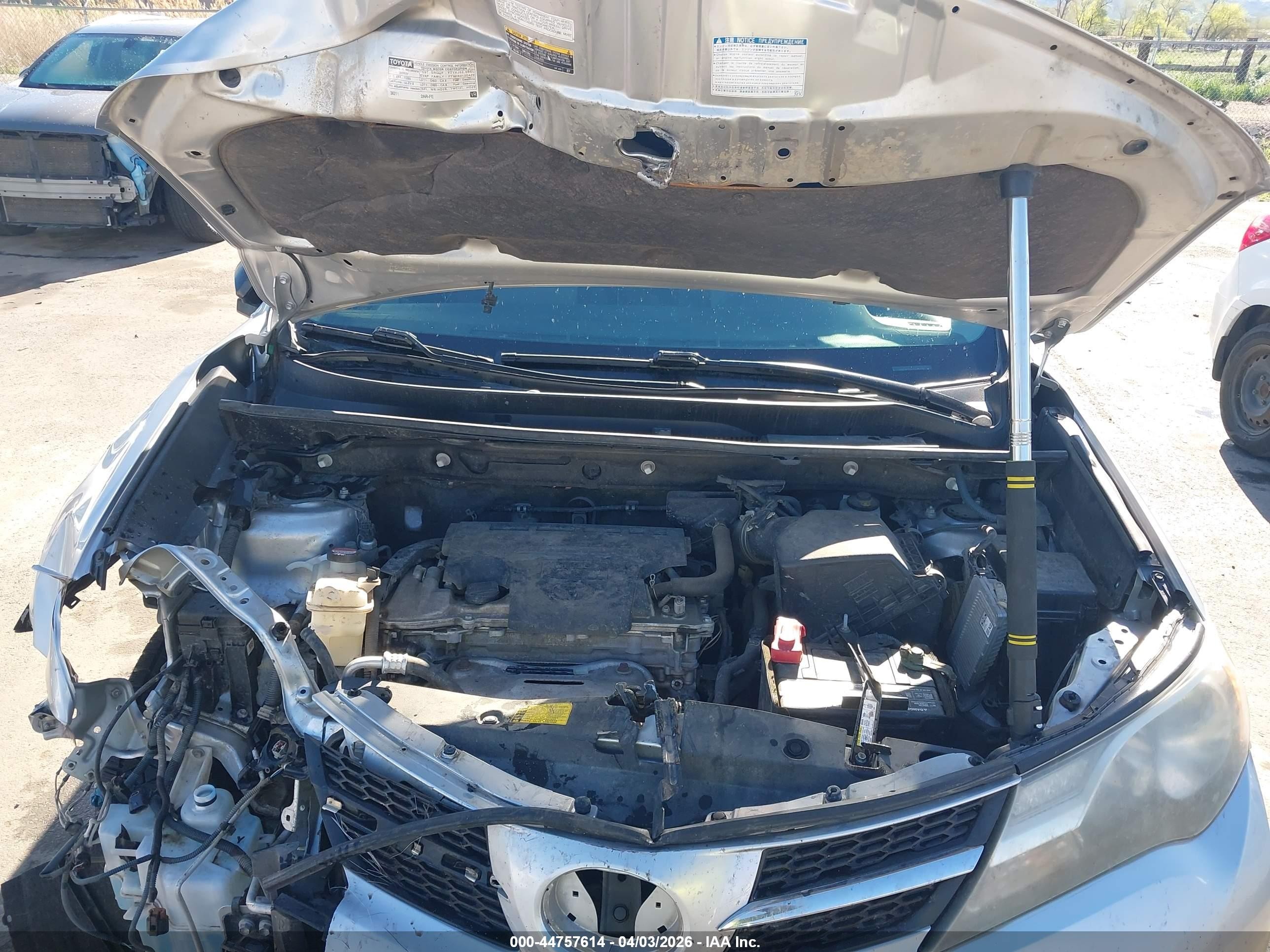 2015 Toyota Rav4 Le Silver vin: JTMBFREV2FD105186