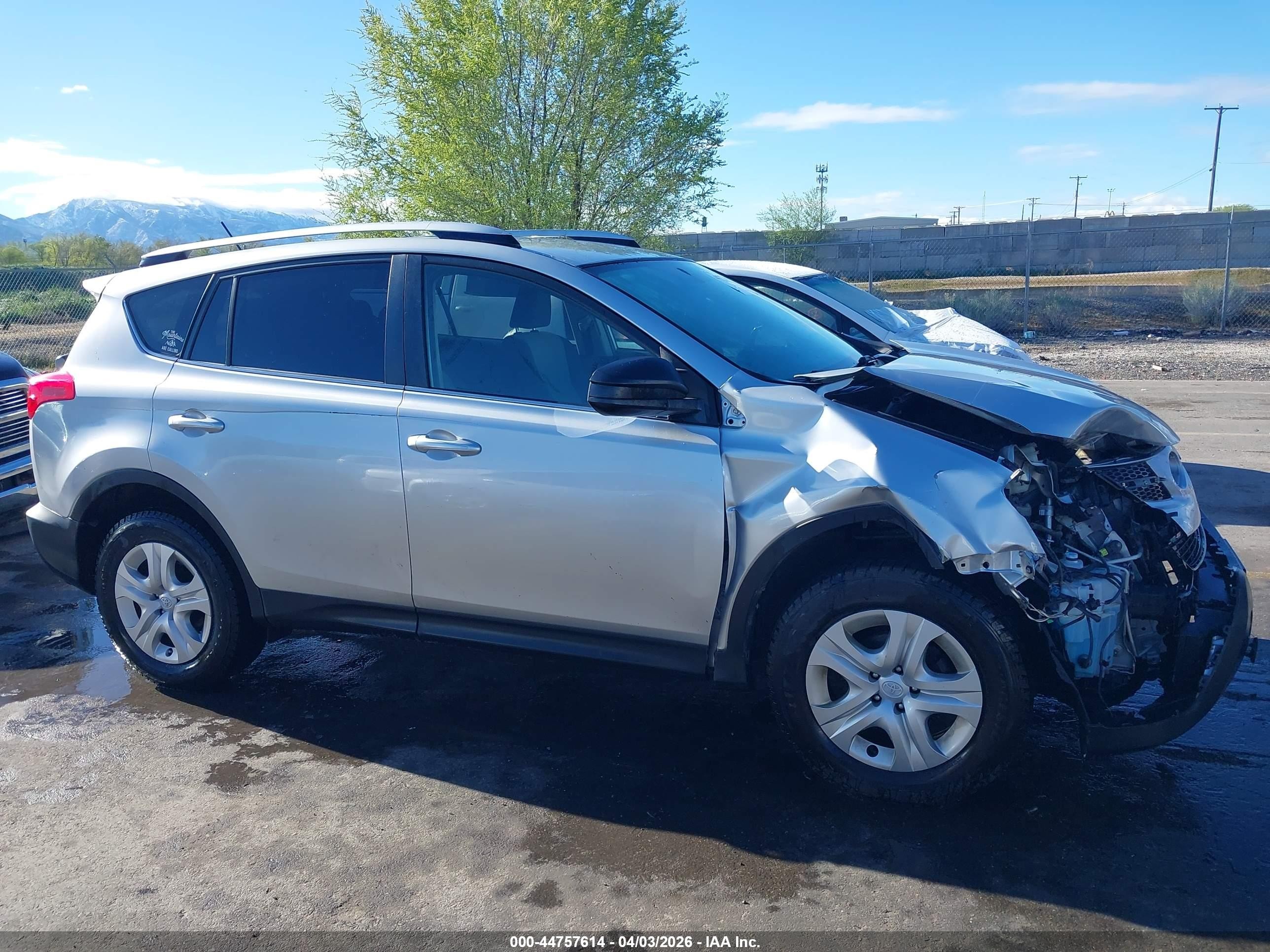 2015 Toyota Rav4 Le Silver vin: JTMBFREV2FD105186