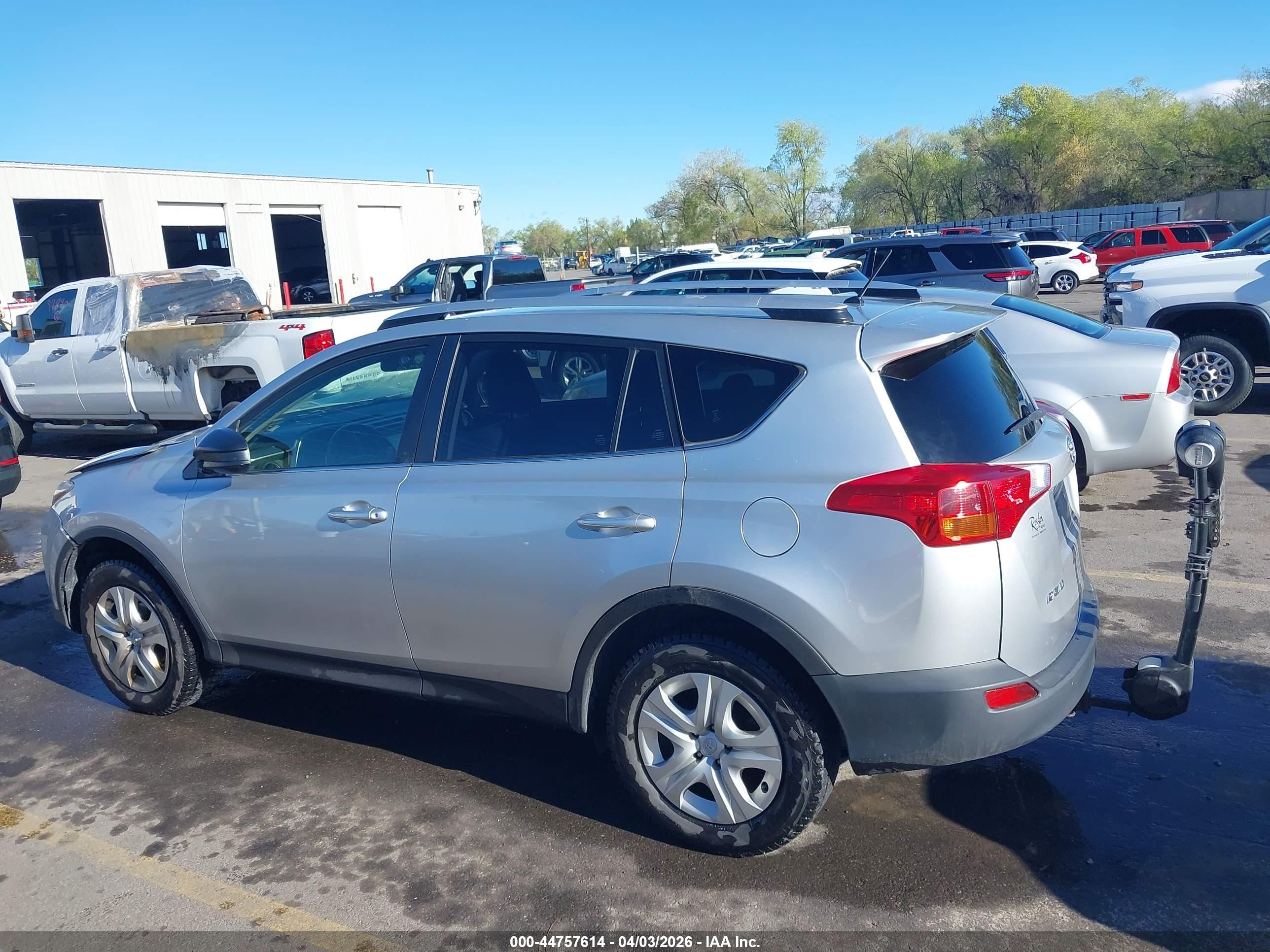 2015 Toyota Rav4 Le Silver vin: JTMBFREV2FD105186