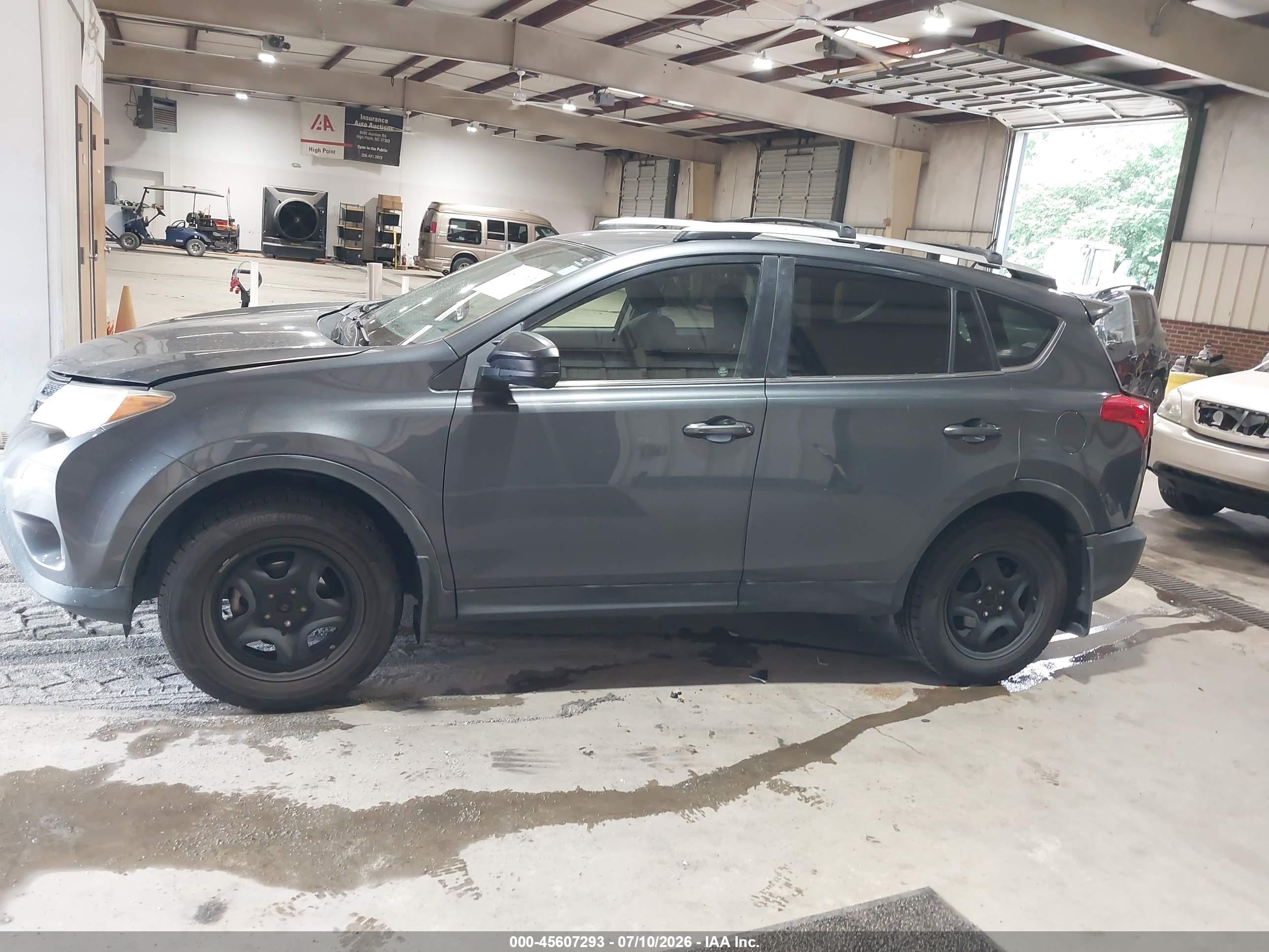 2015 Toyota Rav4 Le Gray vin: JTMBFREV2FD122571