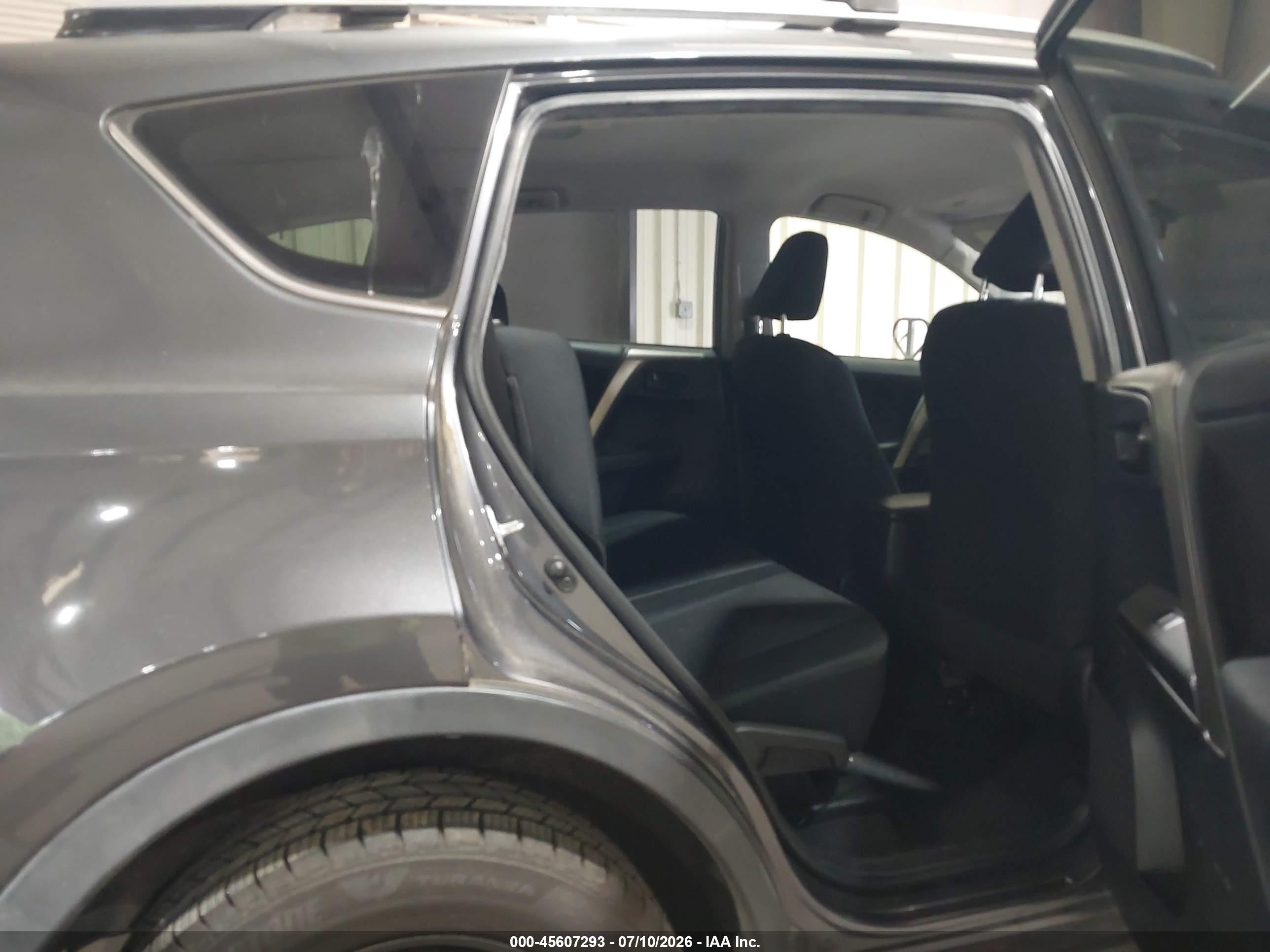 2015 Toyota Rav4 Le Gray vin: JTMBFREV2FD122571